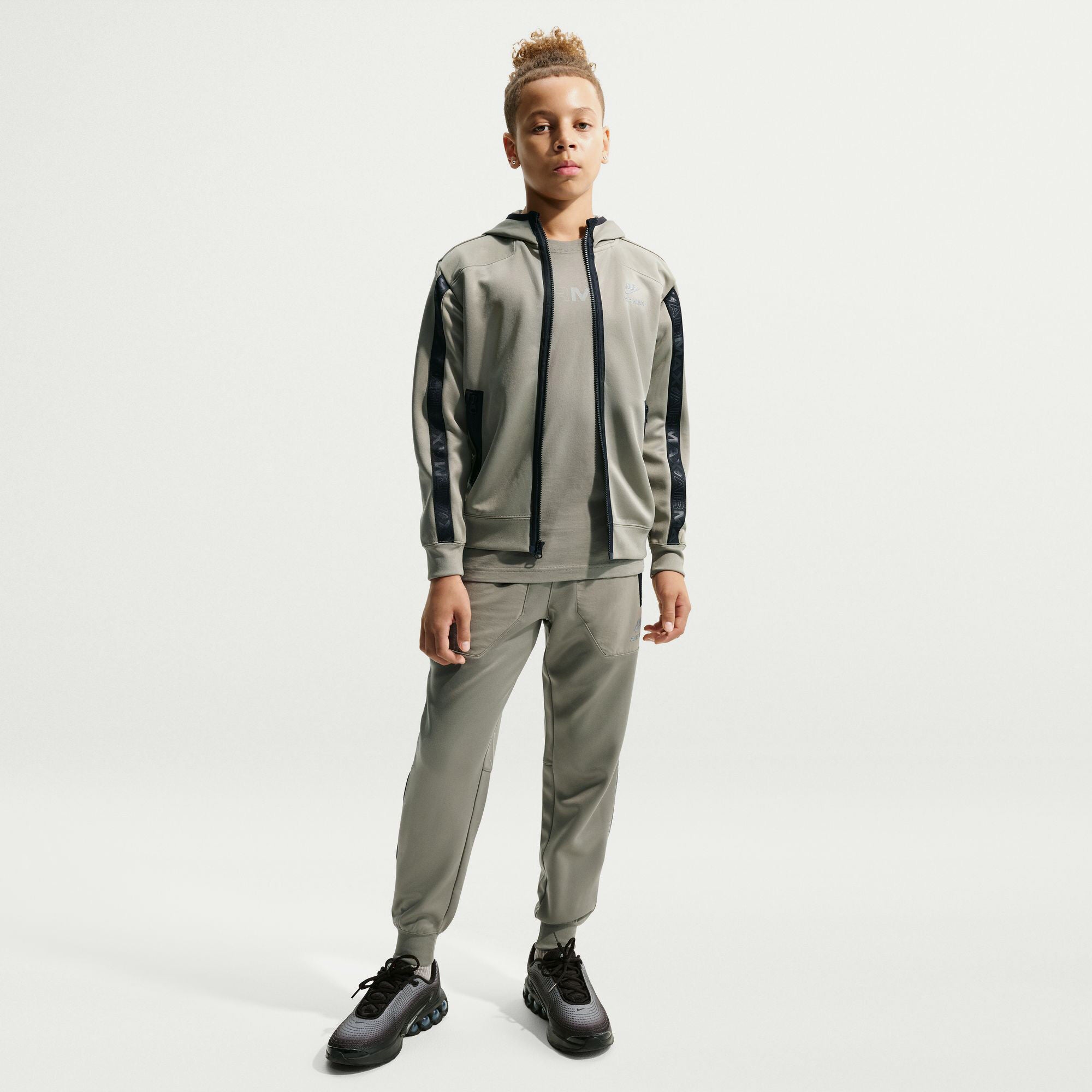 Детско худи Nike Air Max Hoodie - IO1154-320 модел отпред
