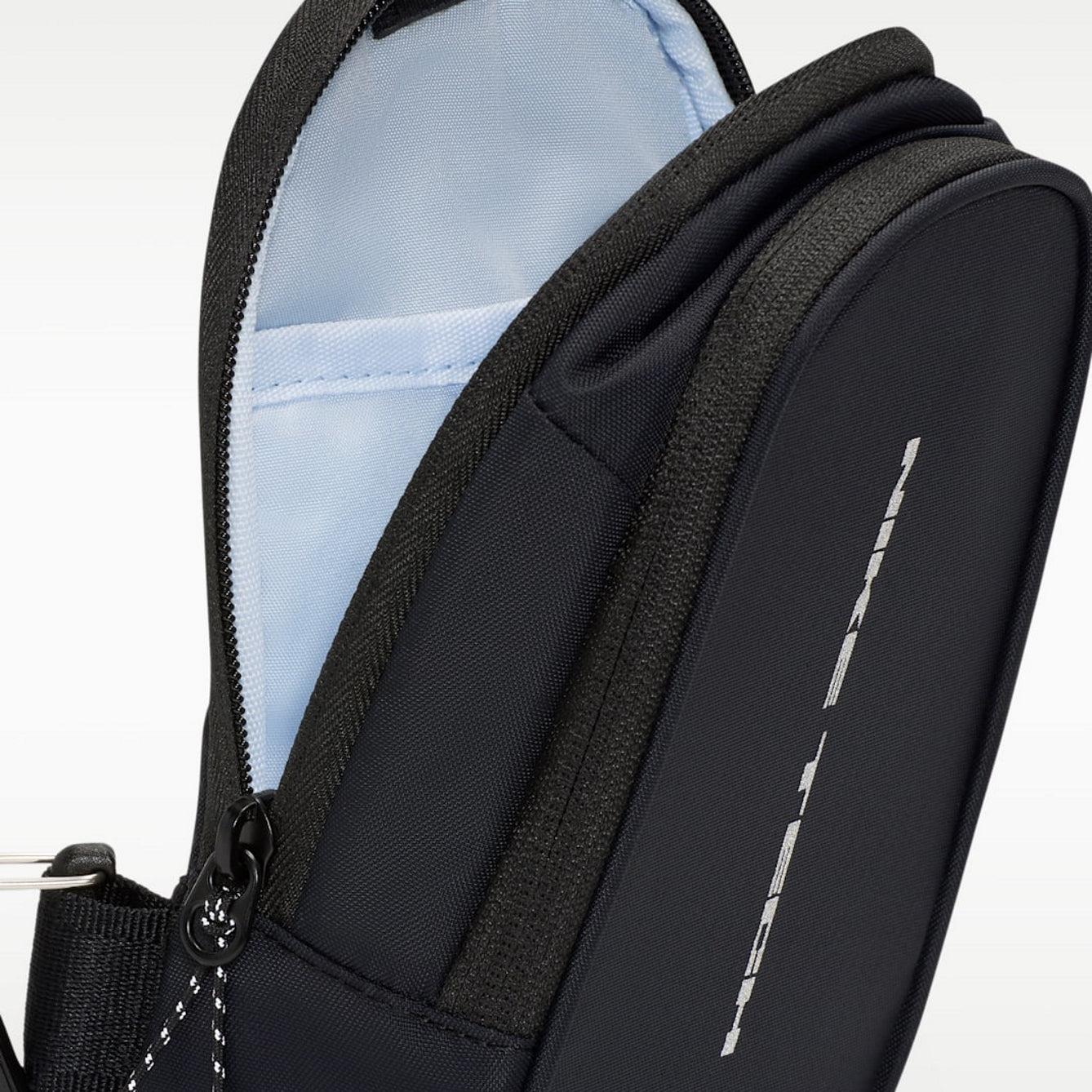 Унисекс чанта Nike Commute Tech Cross-Body Bag (1L) - IU1421-010 детайл джоб