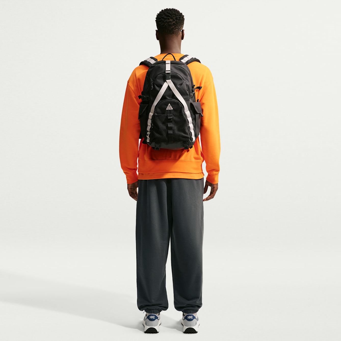 Унисекс панталон Nike ACG 'Tuff Fleece' Dri-FIT Pants - IU8172-070 модел мъж отзад