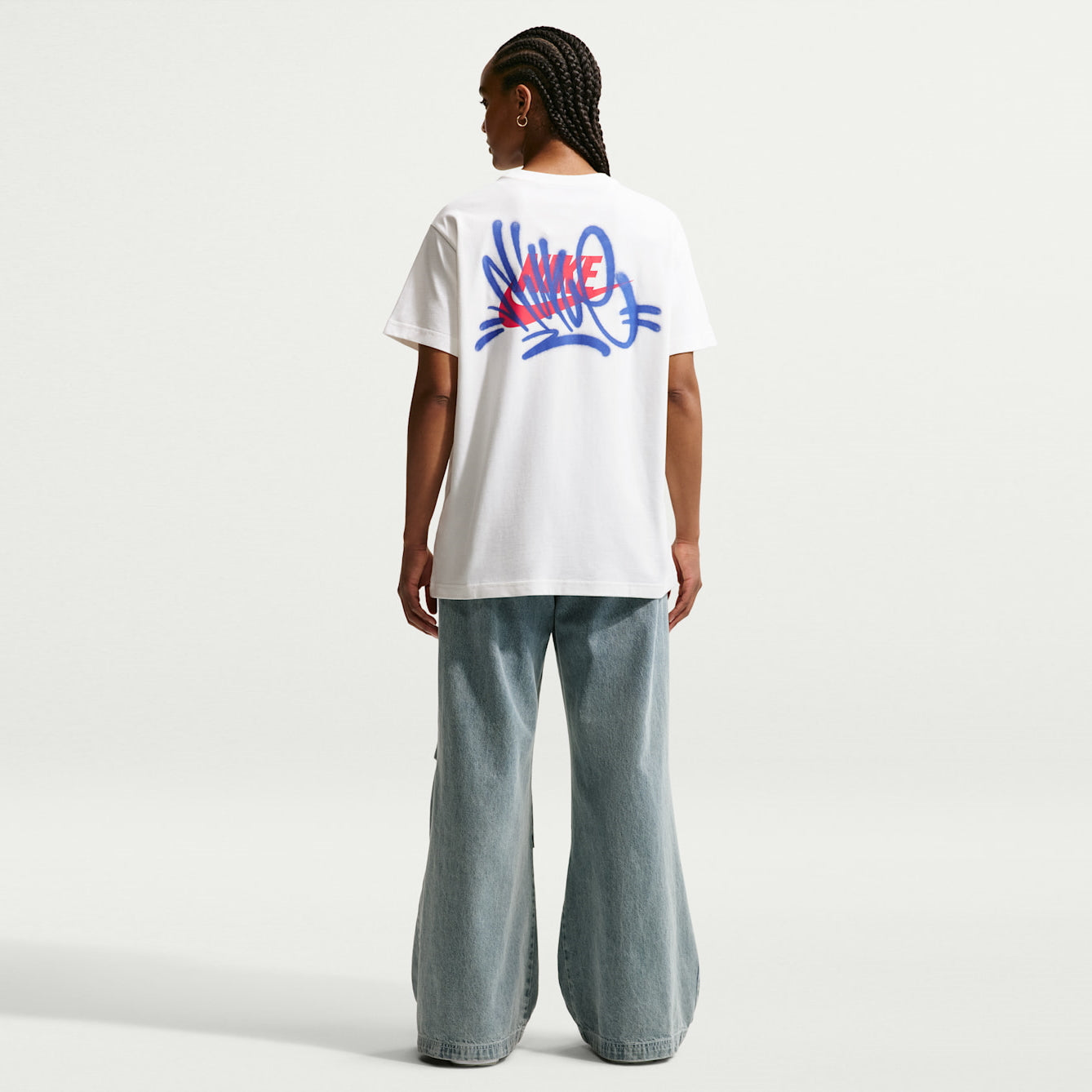 Дамска тениска Nike Sportswear Classic Oversized T-Shirt - IV5485-133 модел отзад