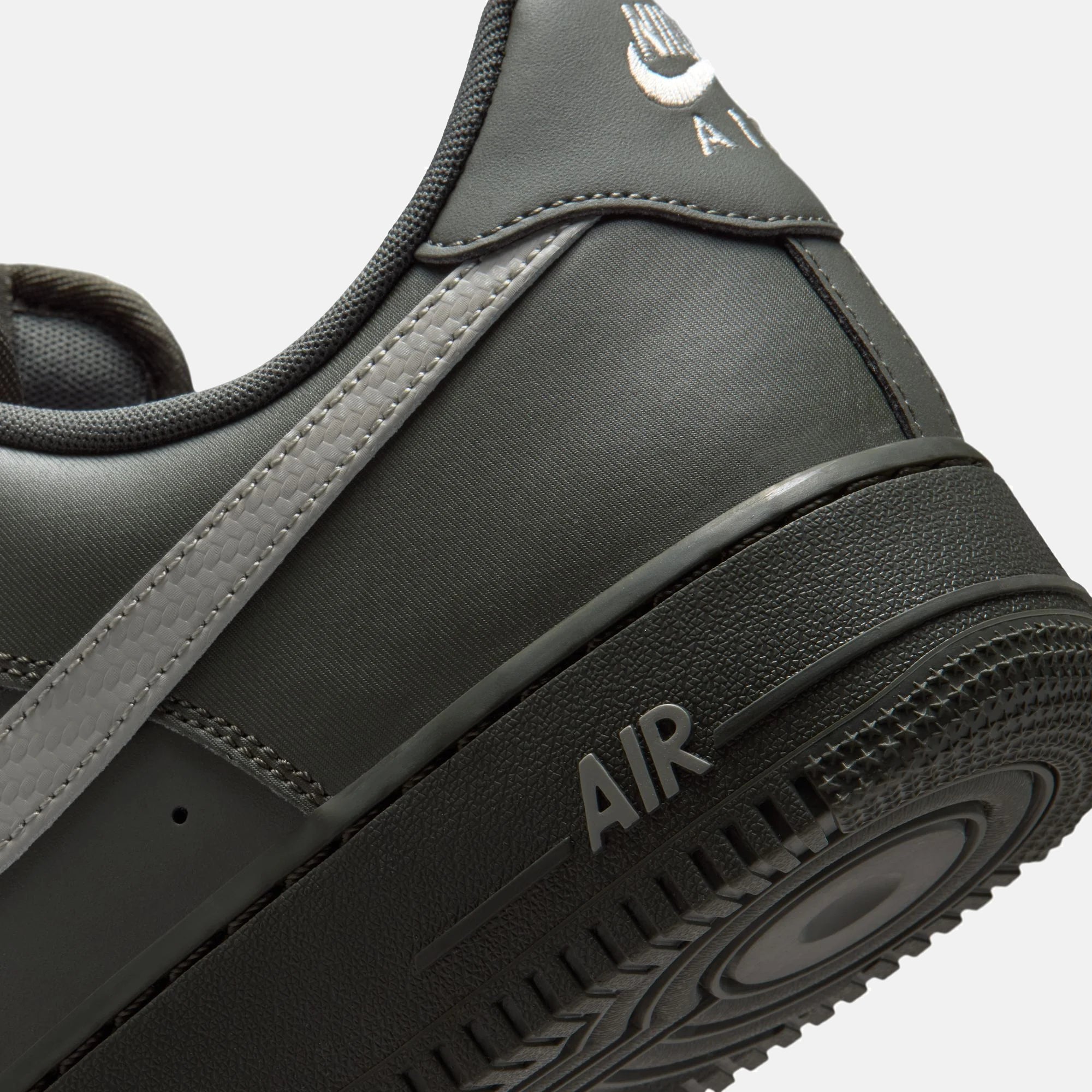 Мъжки кецове Nike Air Force 1 '07 - IV5732-001 детайл отзад