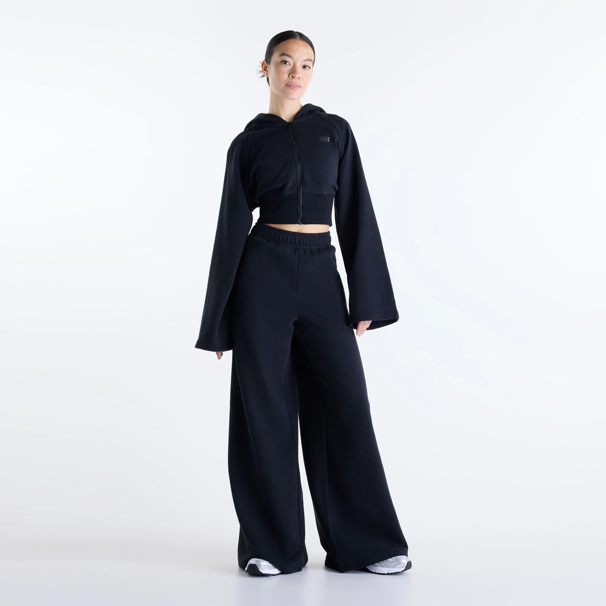Дамски панталон New Balance Brushed Coastal Fleece Pant - WB6220LWBK модел отпред