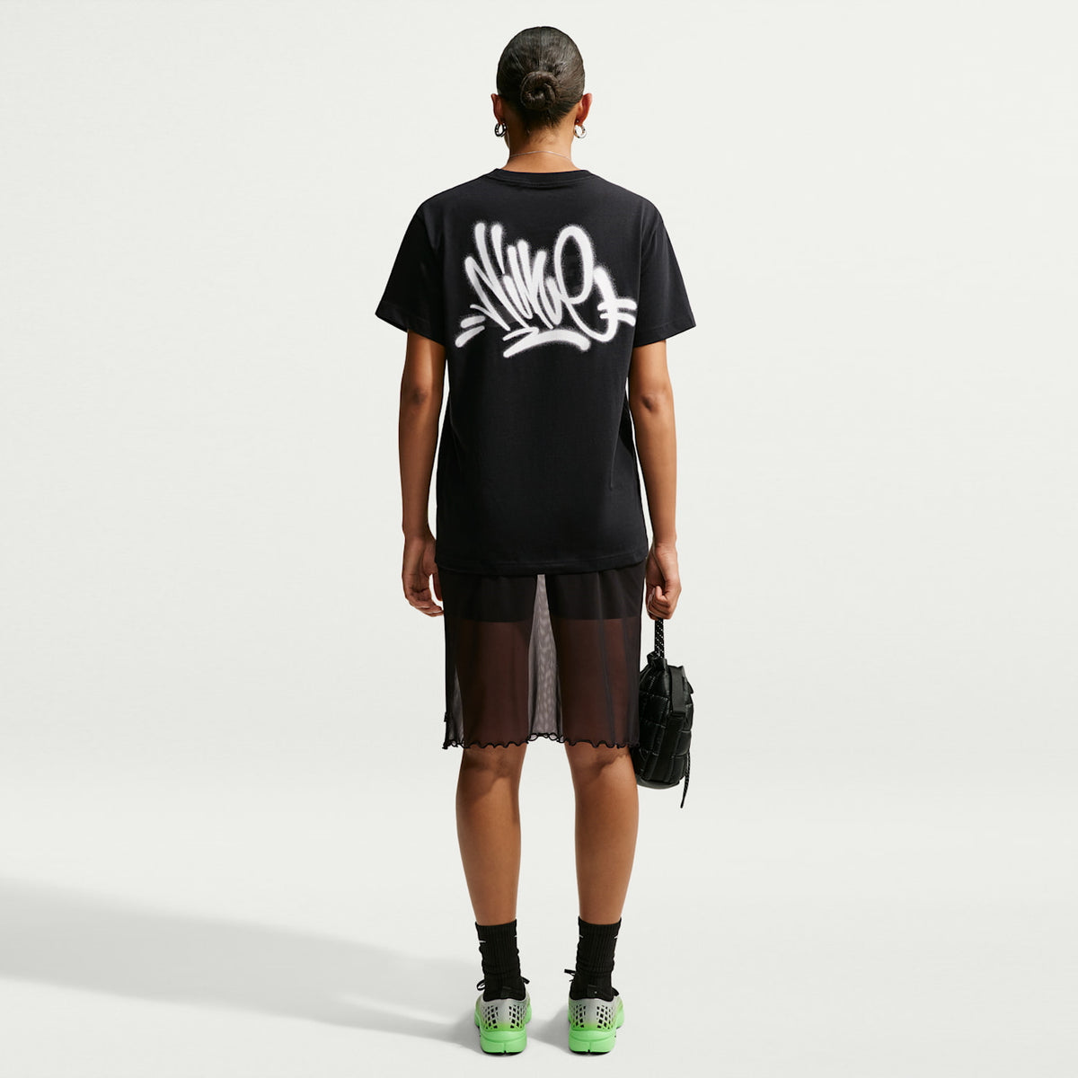 Дамска тениска Nike Sportswear Classic Oversized T-Shirt - IV5485-010 модел отзад