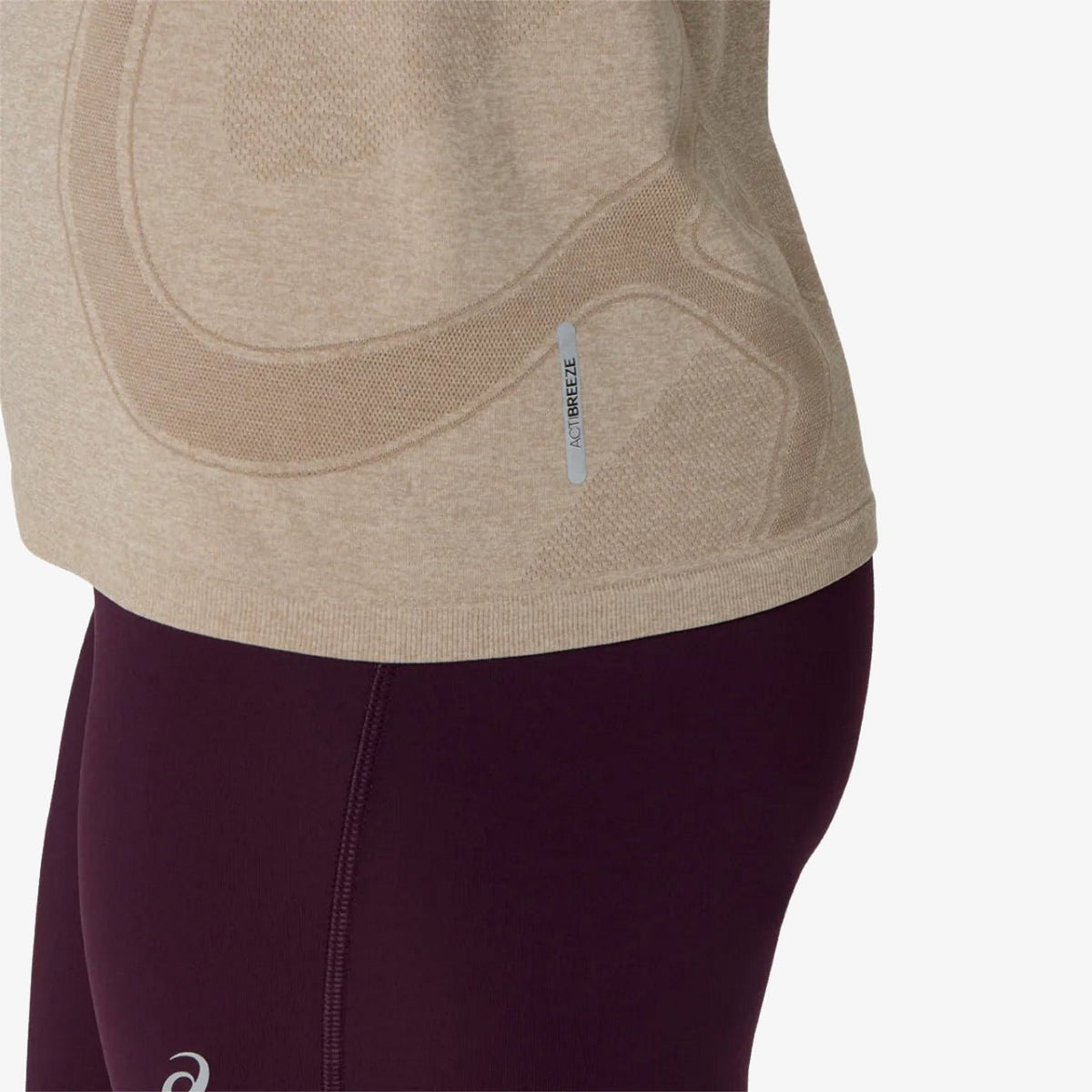 Дамска тениска Asics Road Seamless Top - 2012D292-200 детайл лого