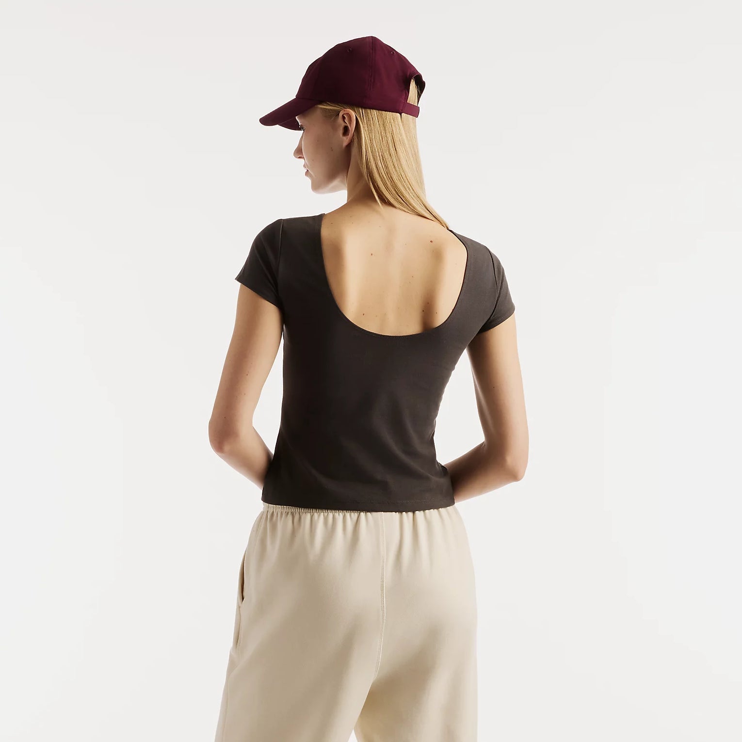 Дамска тениска New Balance Open-Back Fitted T-Shirt - WT62P2SZBLK отзад