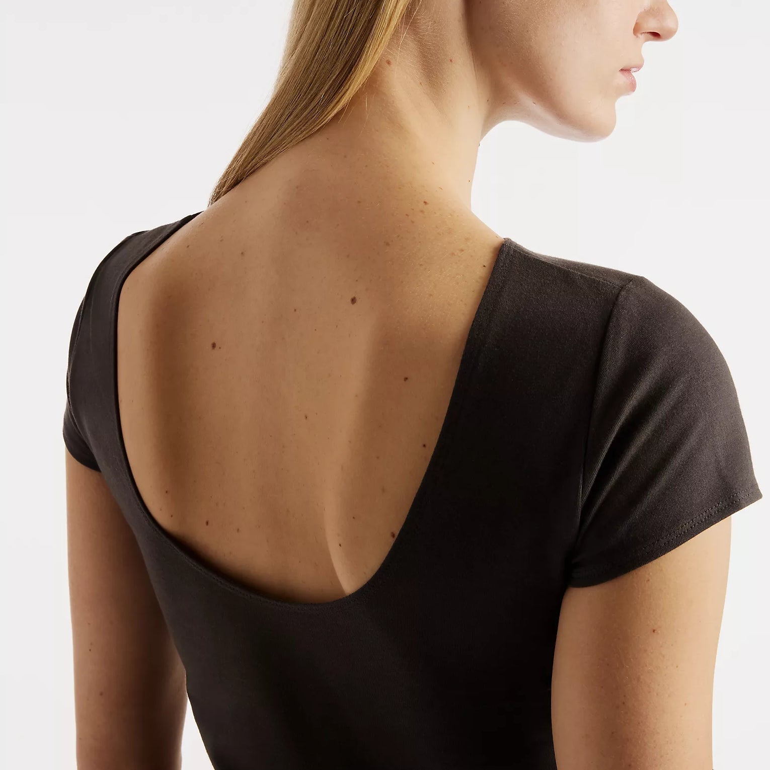 Дамска тениска New Balance Open-Back Fitted T-Shirt - WT62P2SZBLK детайл отзад