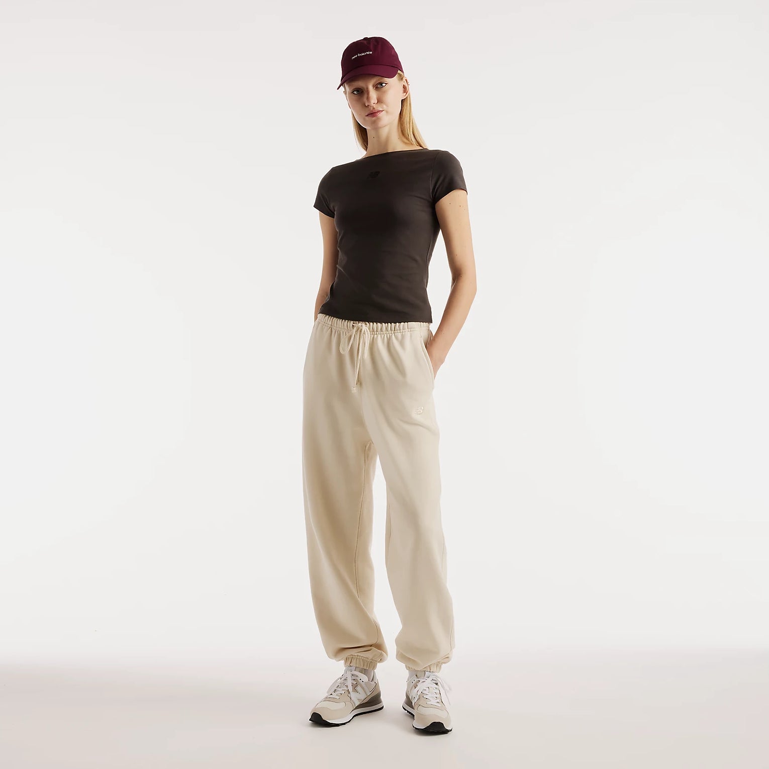 Дамска тениска New Balance Open-Back Fitted T-Shirt - WT62P2SZBLK модел отпред