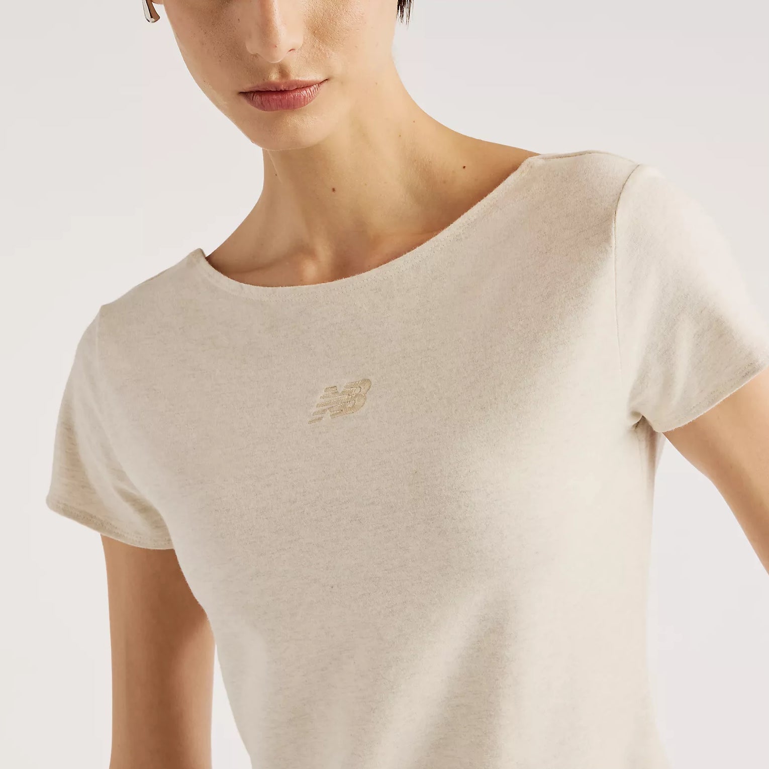 Дамска тениска New Balance Open-Back Fitted T-Shirt - WT62P2SZLIT детайл отпред
