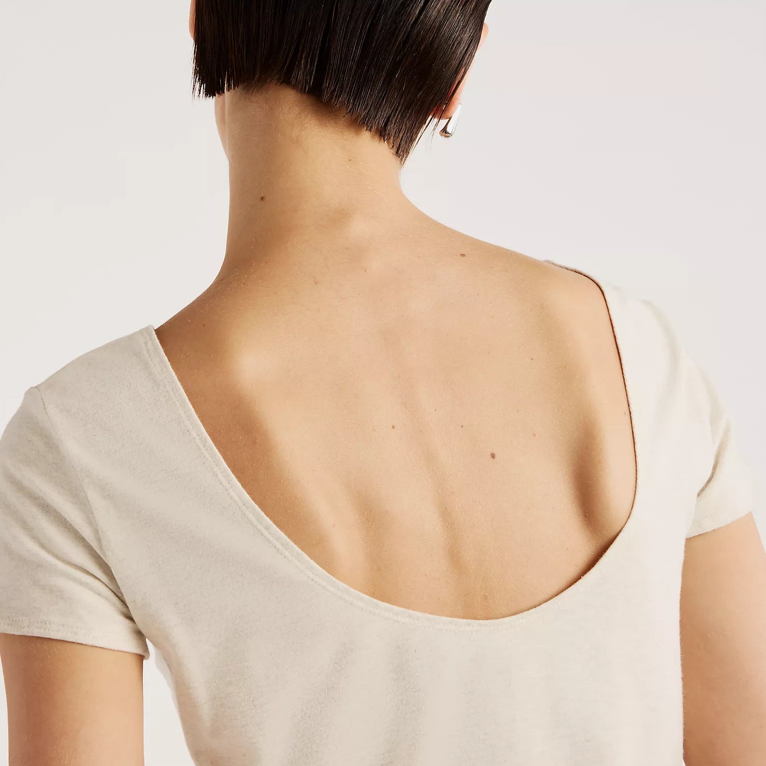 Дамска тениска New Balance Open-Back Fitted T-Shirt - WT62P2SZLIT детайл отзад