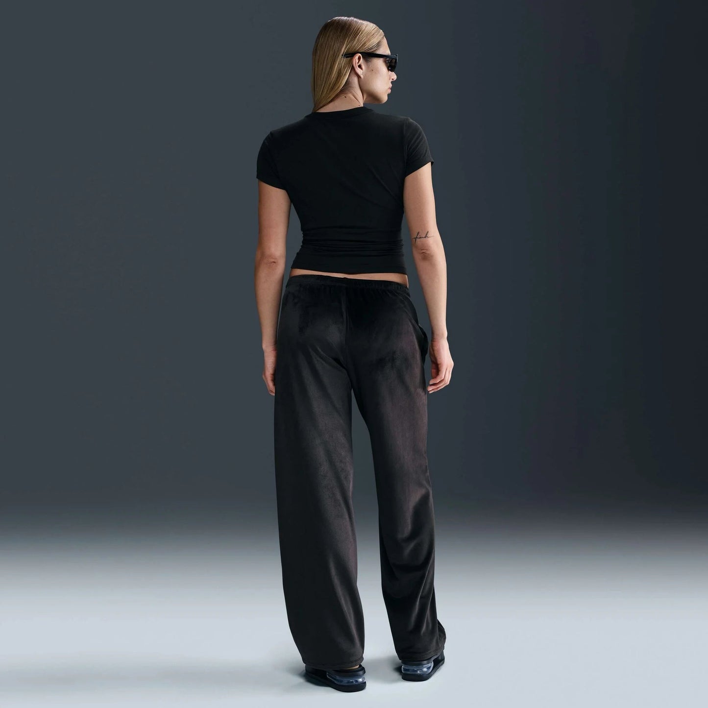 Дамска тениска Nike Chill Knit Graphic T-Shirt - Airhouse