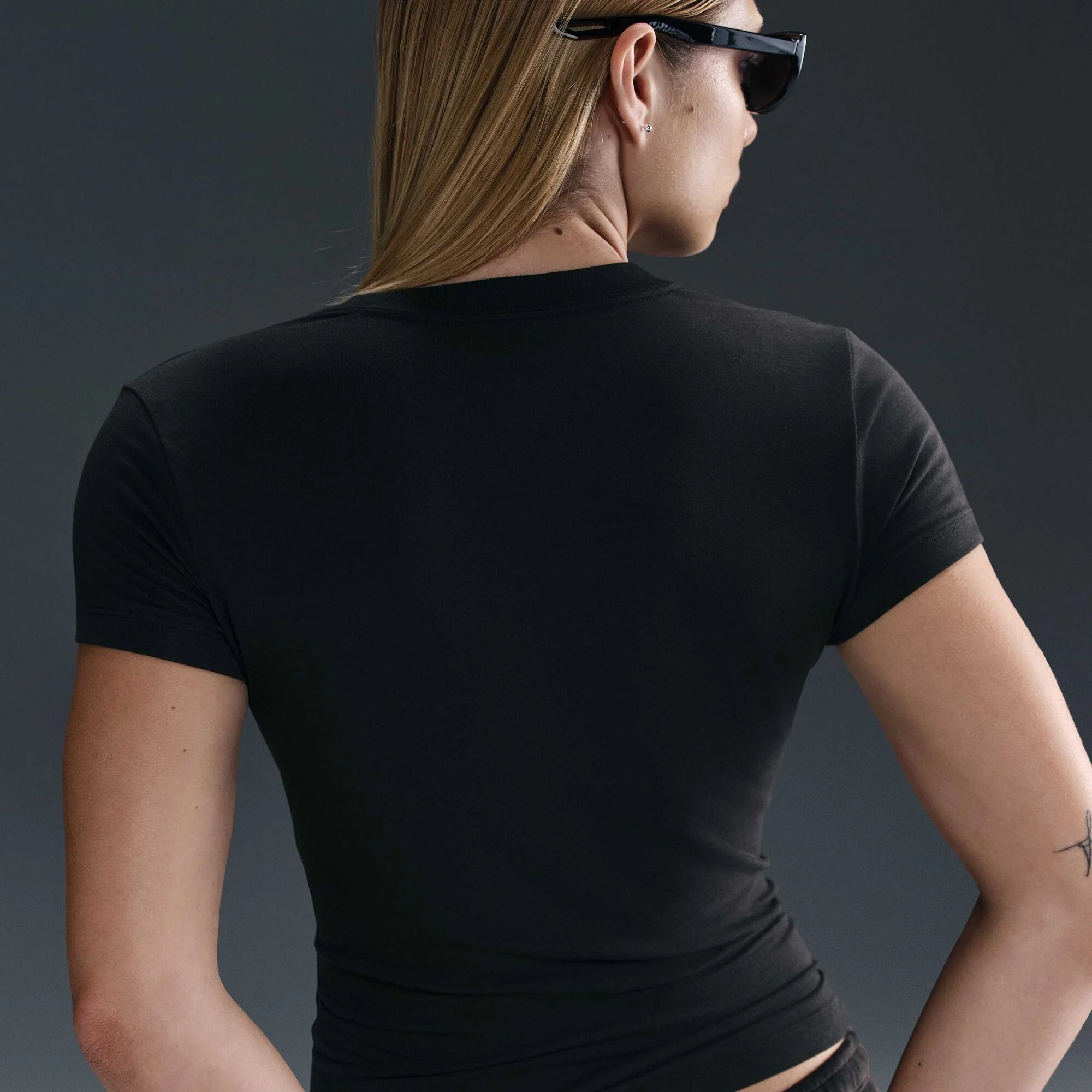 Дамска тениска Nike Chill Knit Graphic T-Shirt - Airhouse