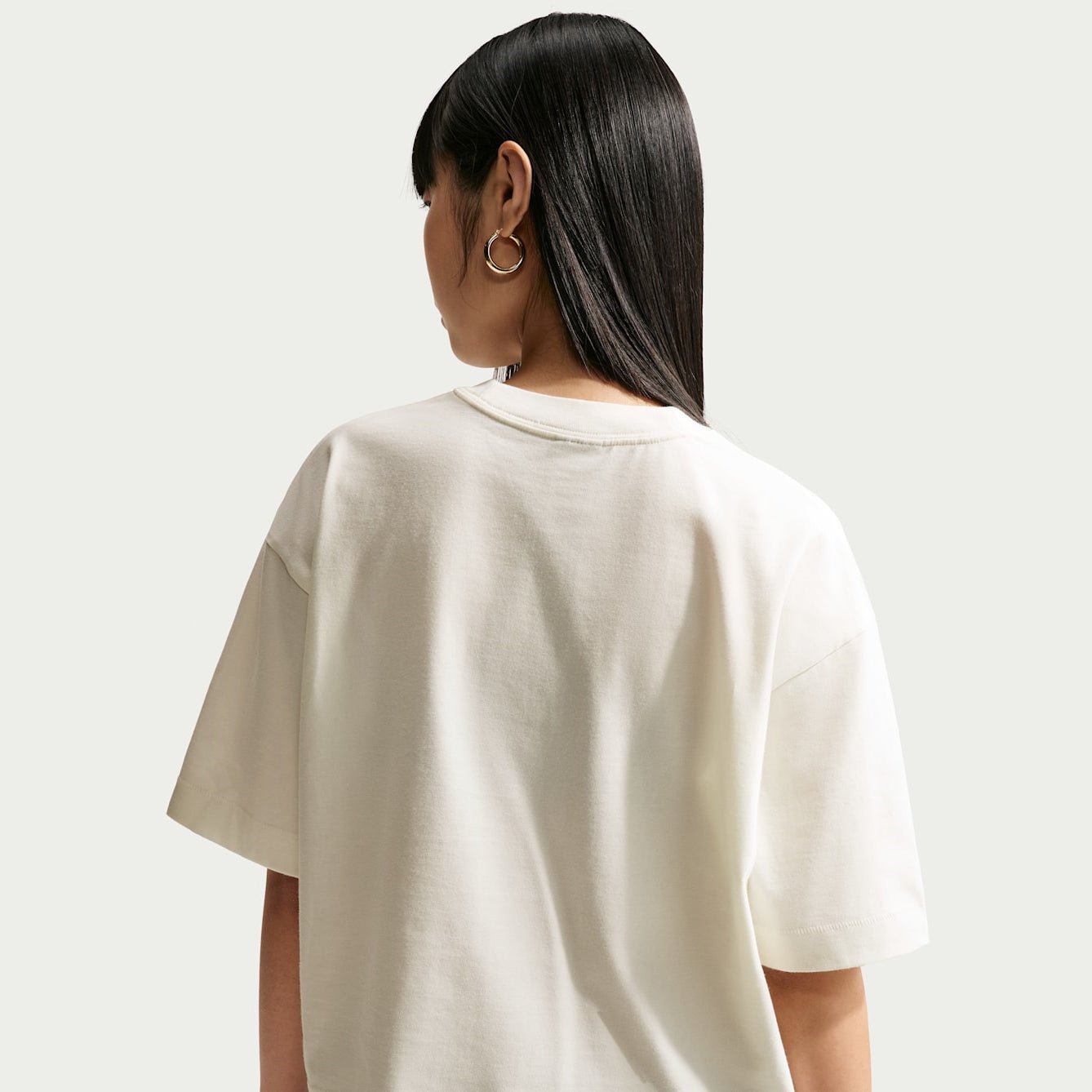 Дамска тениска Nike Sportswear Oversized Short-Sleeve T-Shirt IH7607-133 отзад