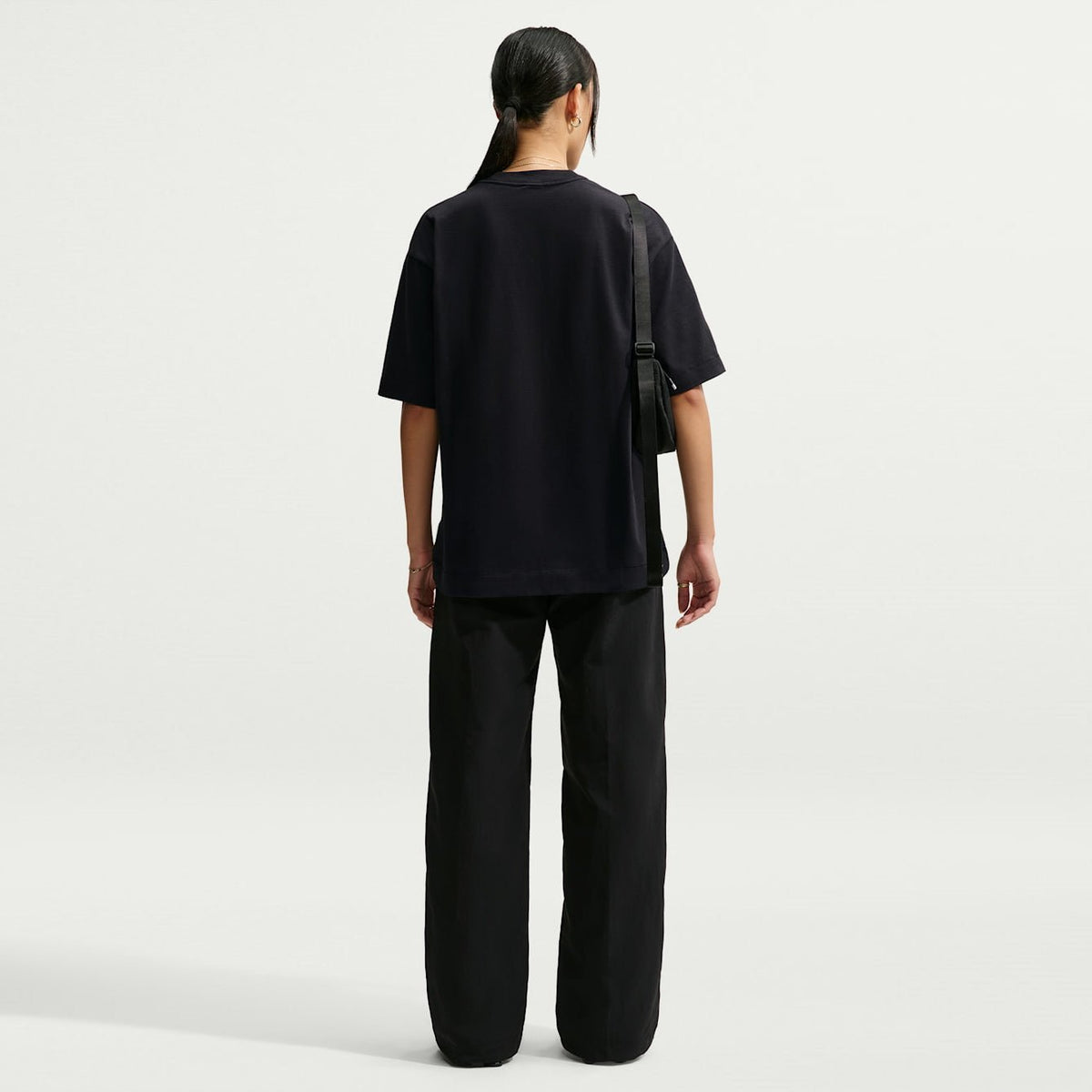 Дамска тениска Nike Sportswear Oversized T-Shirt - IO7464-010 модел отзад