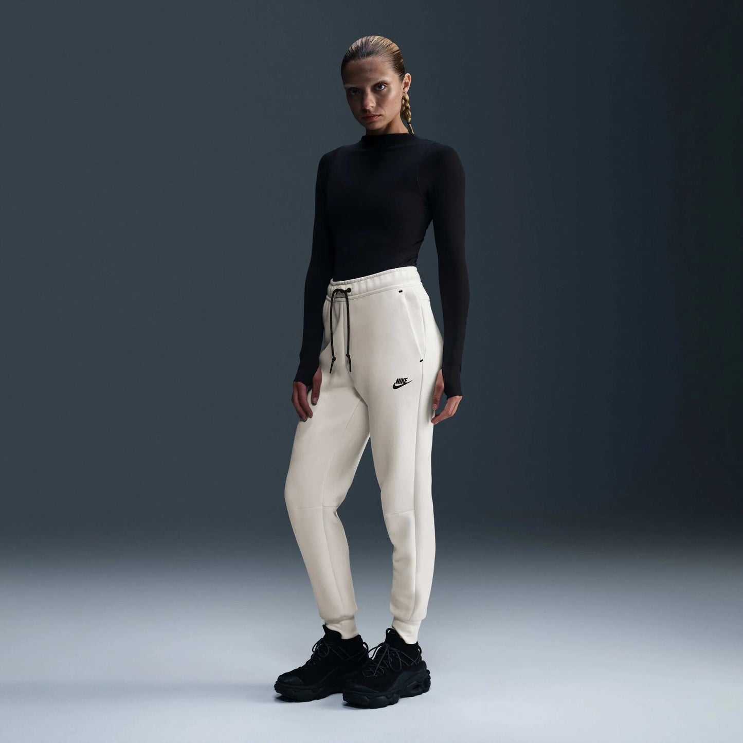 Дамски джогър Nike Tech Fleece Mid - Rise Joggers - Airhouse