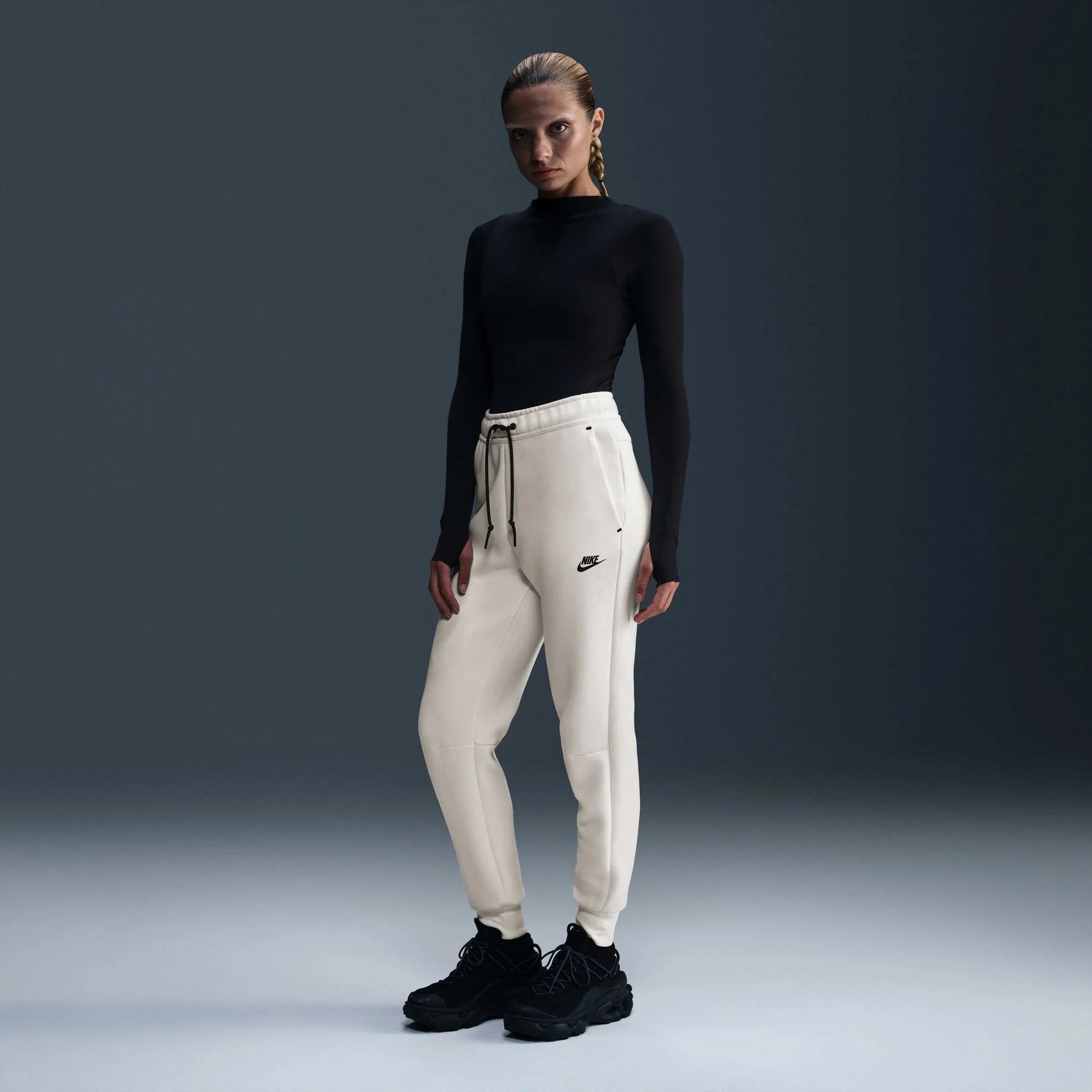Дамски джогър Nike Tech Fleece Mid - Rise Joggers - Airhouse