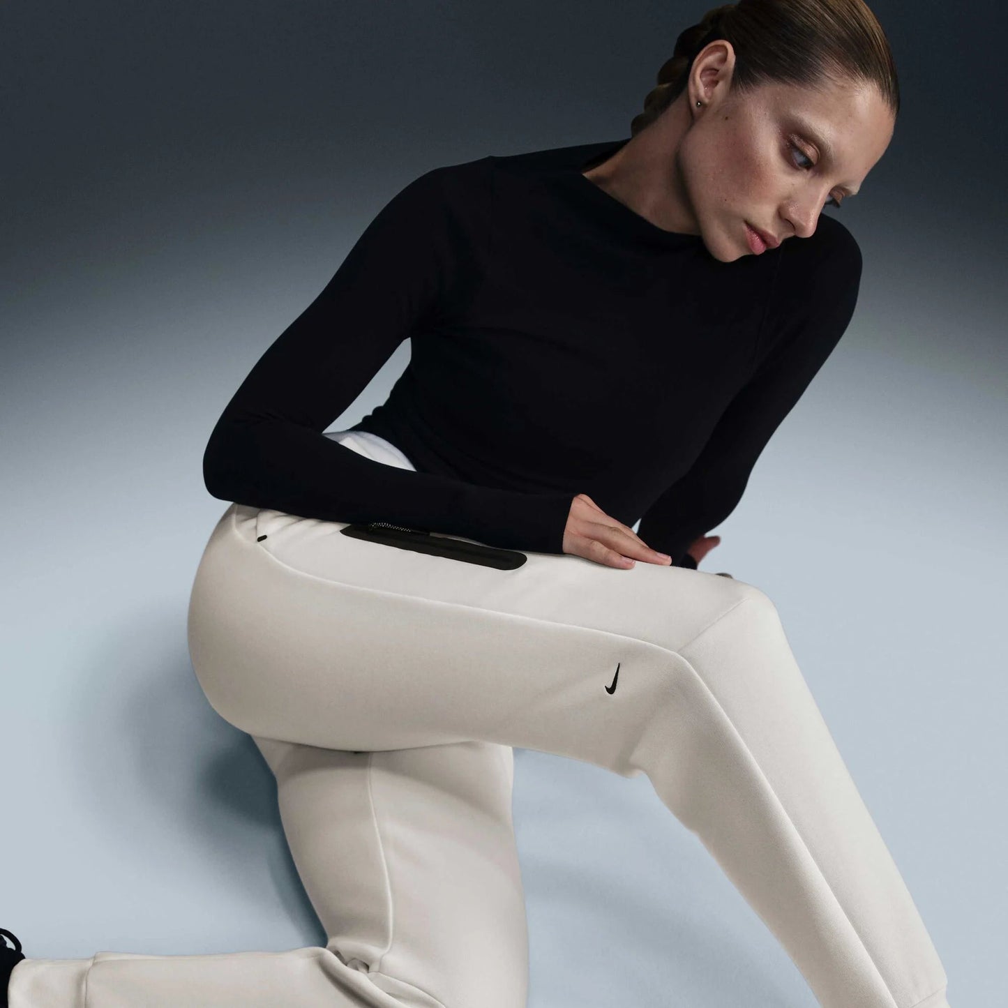 Дамски джогър Nike Tech Fleece Mid - Rise Joggers - Airhouse