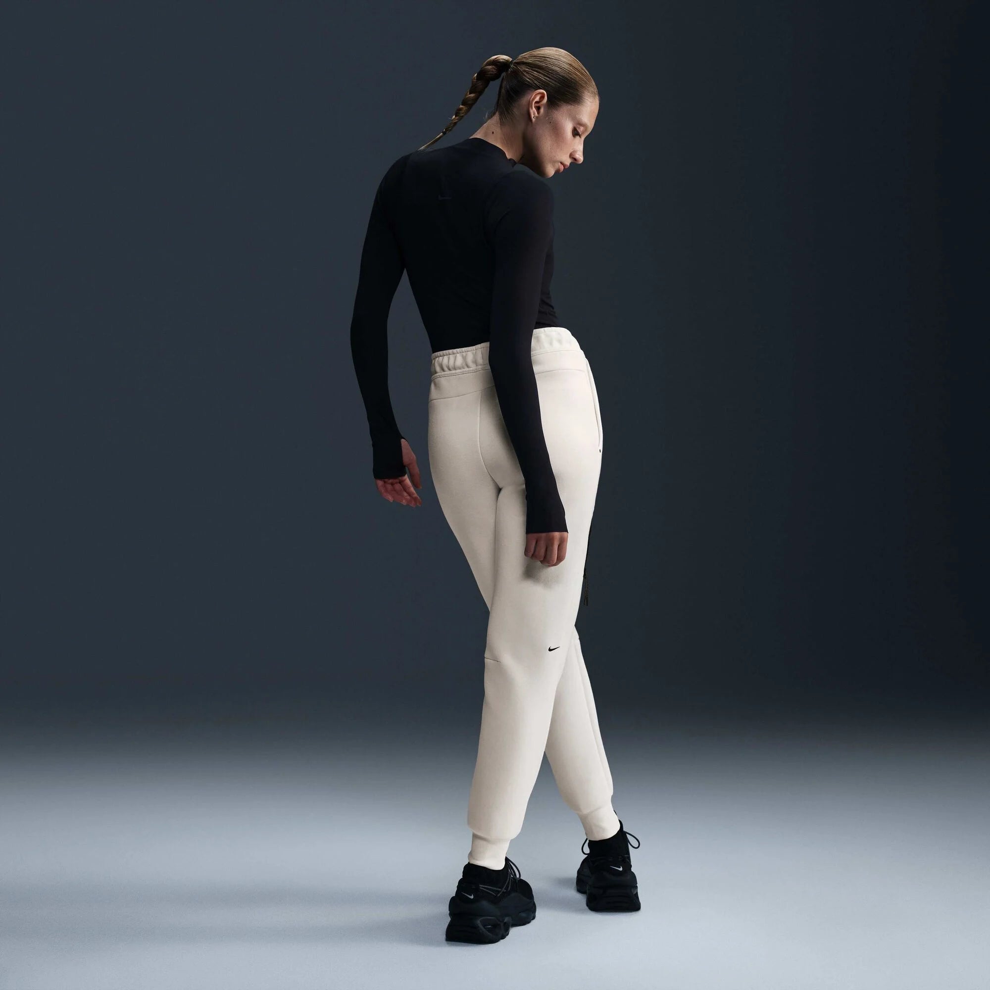 Дамски джогър Nike Tech Fleece Mid - Rise Joggers - Airhouse