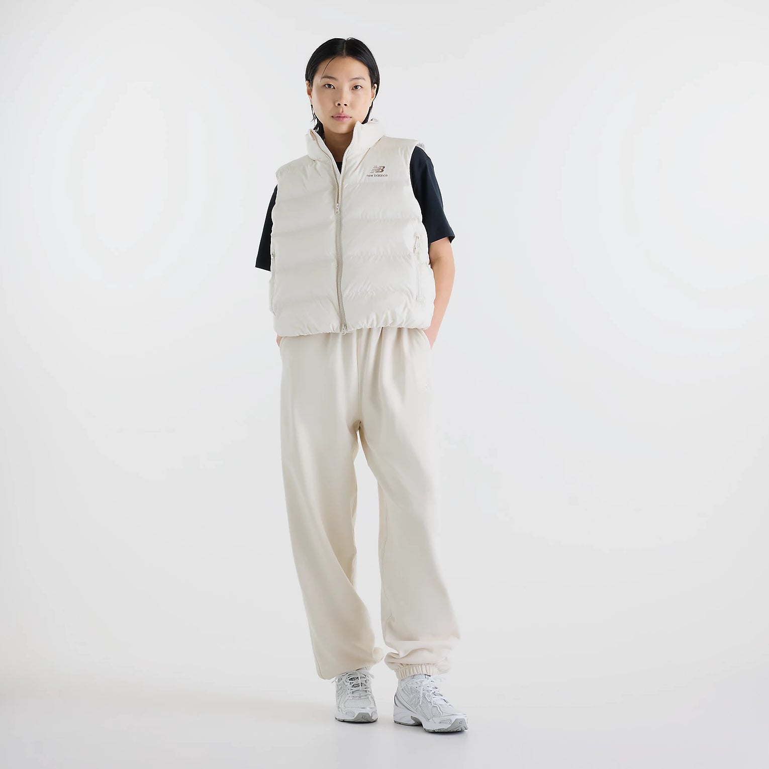 Дамски елек New Balance Boston Puffer Vest - WJ62O4EXLIN модел отпред