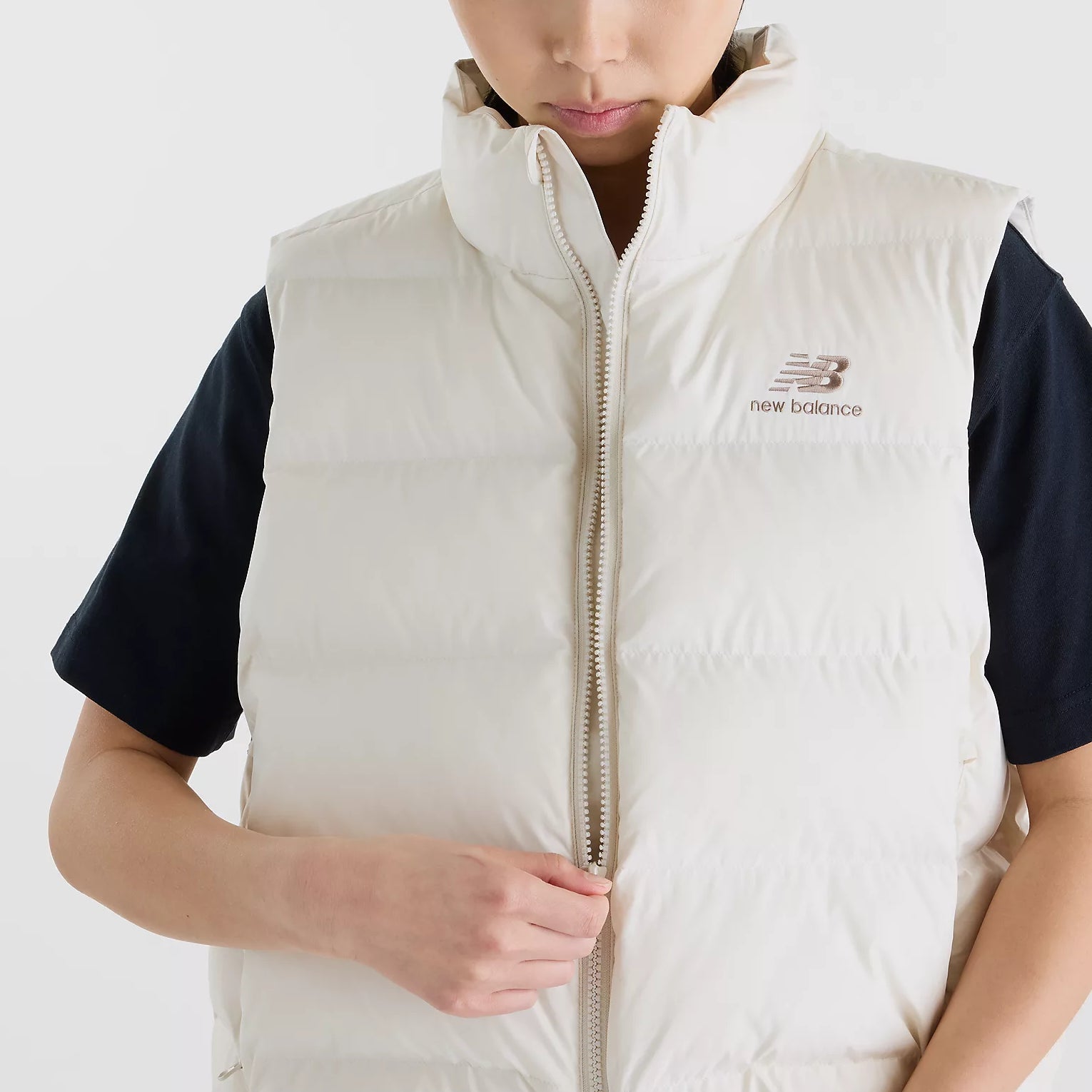 Дамски елек New Balance Boston Puffer Vest - WJ62O4EXLIN отпред