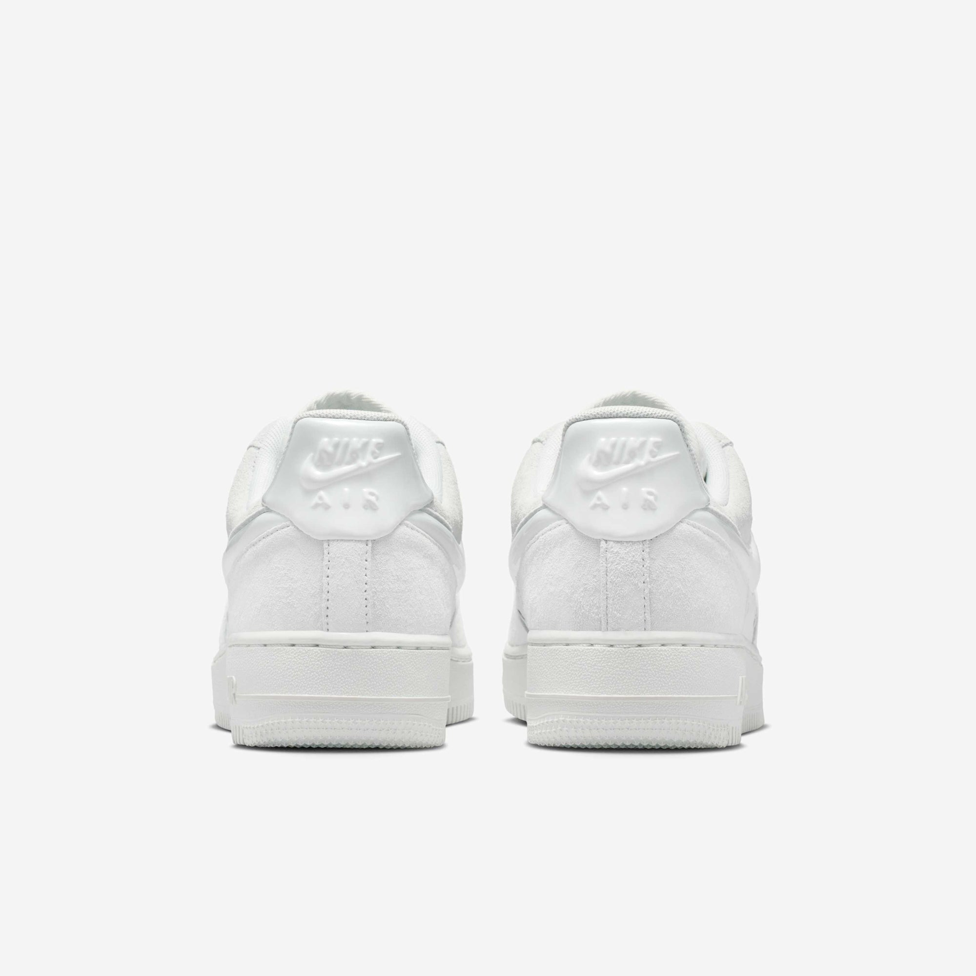 Дамски кецове Nike Air Force 1 '07 HV4406-100 отзад