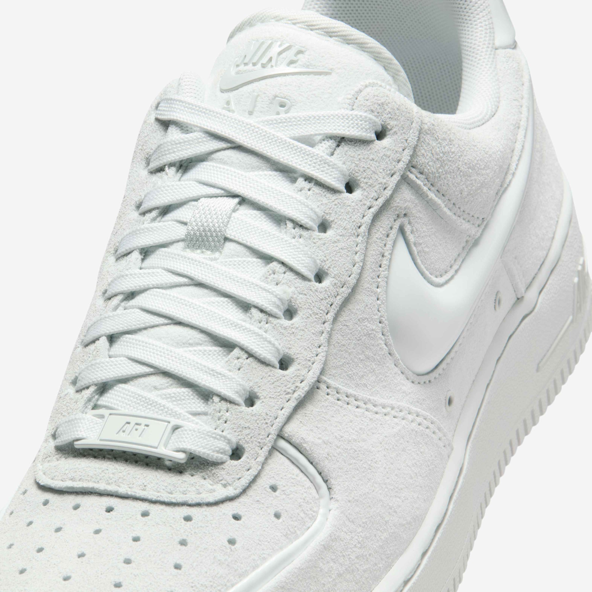 Дамски кецове Nike Air Force 1 '07 HV4406-100 детайл отпред
