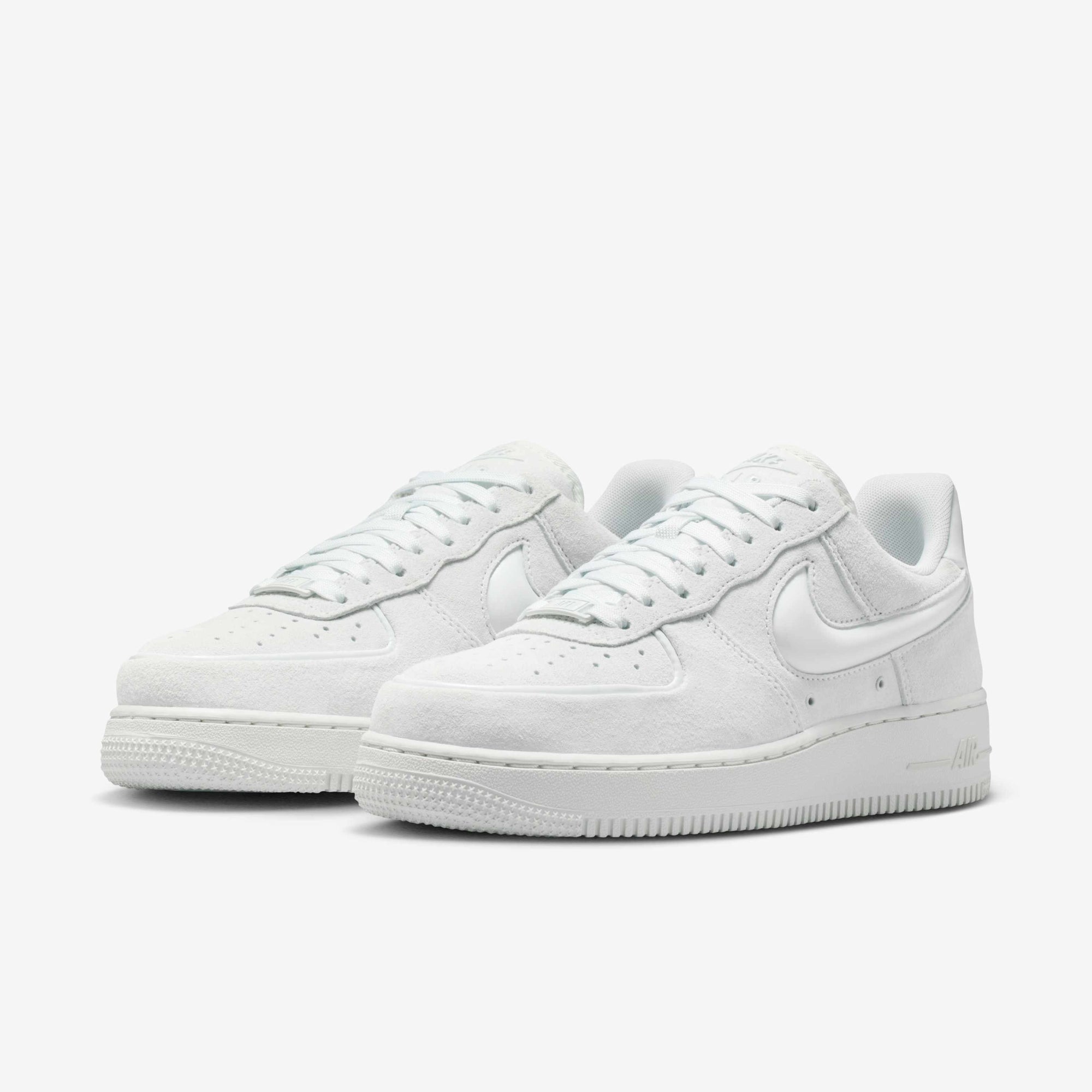 Дамски кецове Nike Air Force 1 '07 HV4406-100 отпред