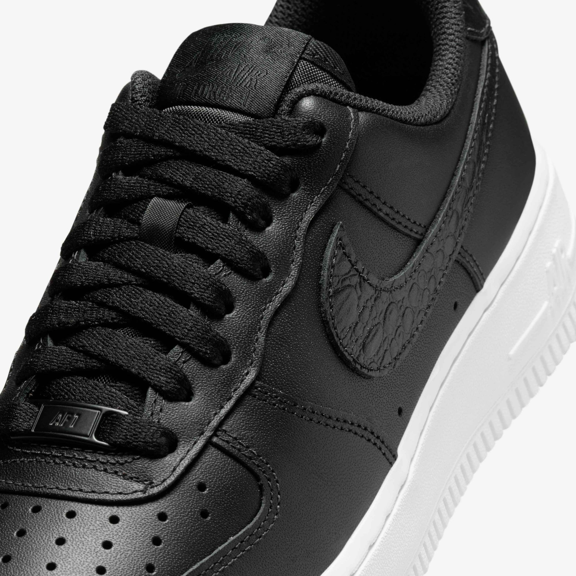 Дамски кецове Nike Air Force 1 '07 SE IO4837-001 детайл 
