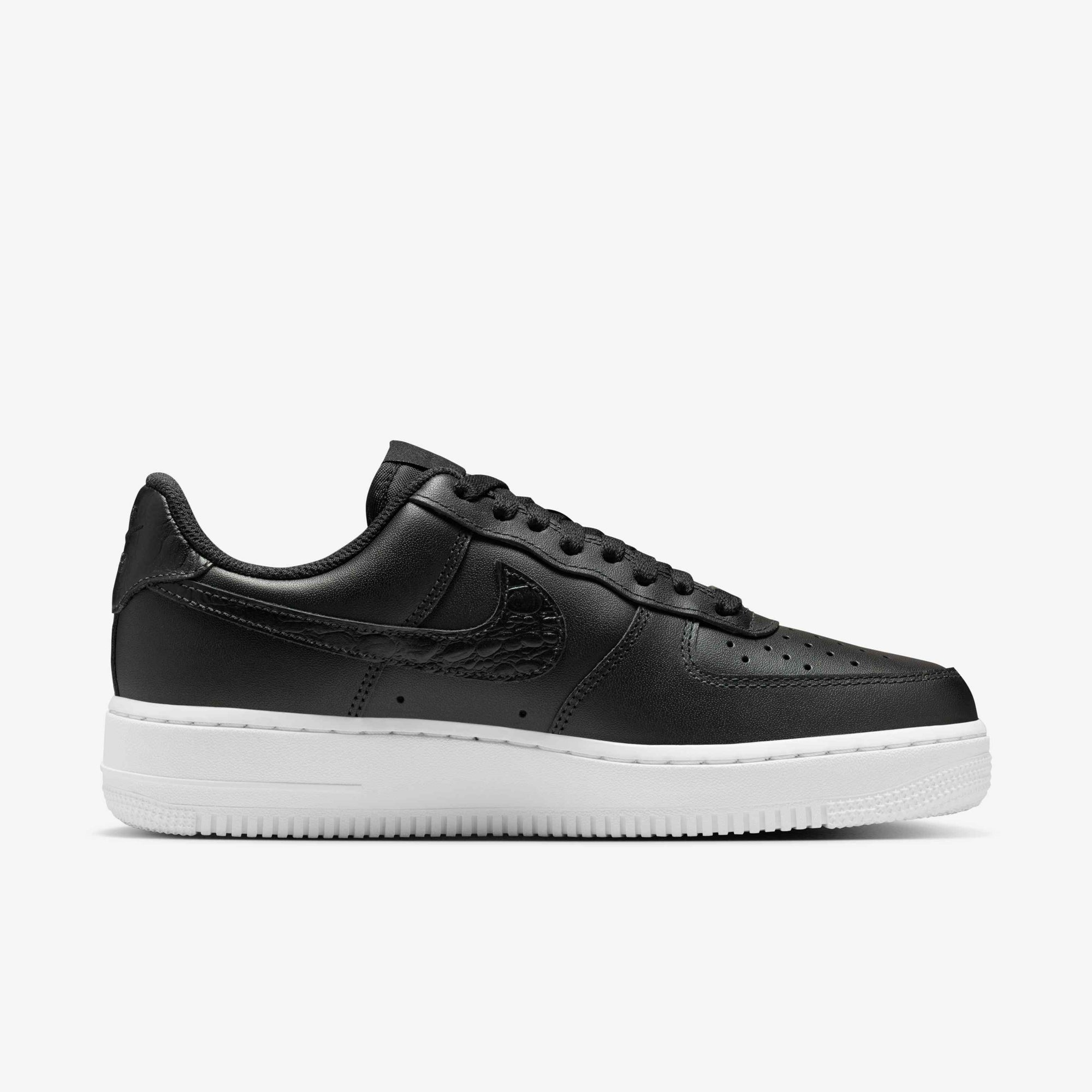 Дамски кецове Nike Air Force 1 '07 SE IO4837-001 отстрани