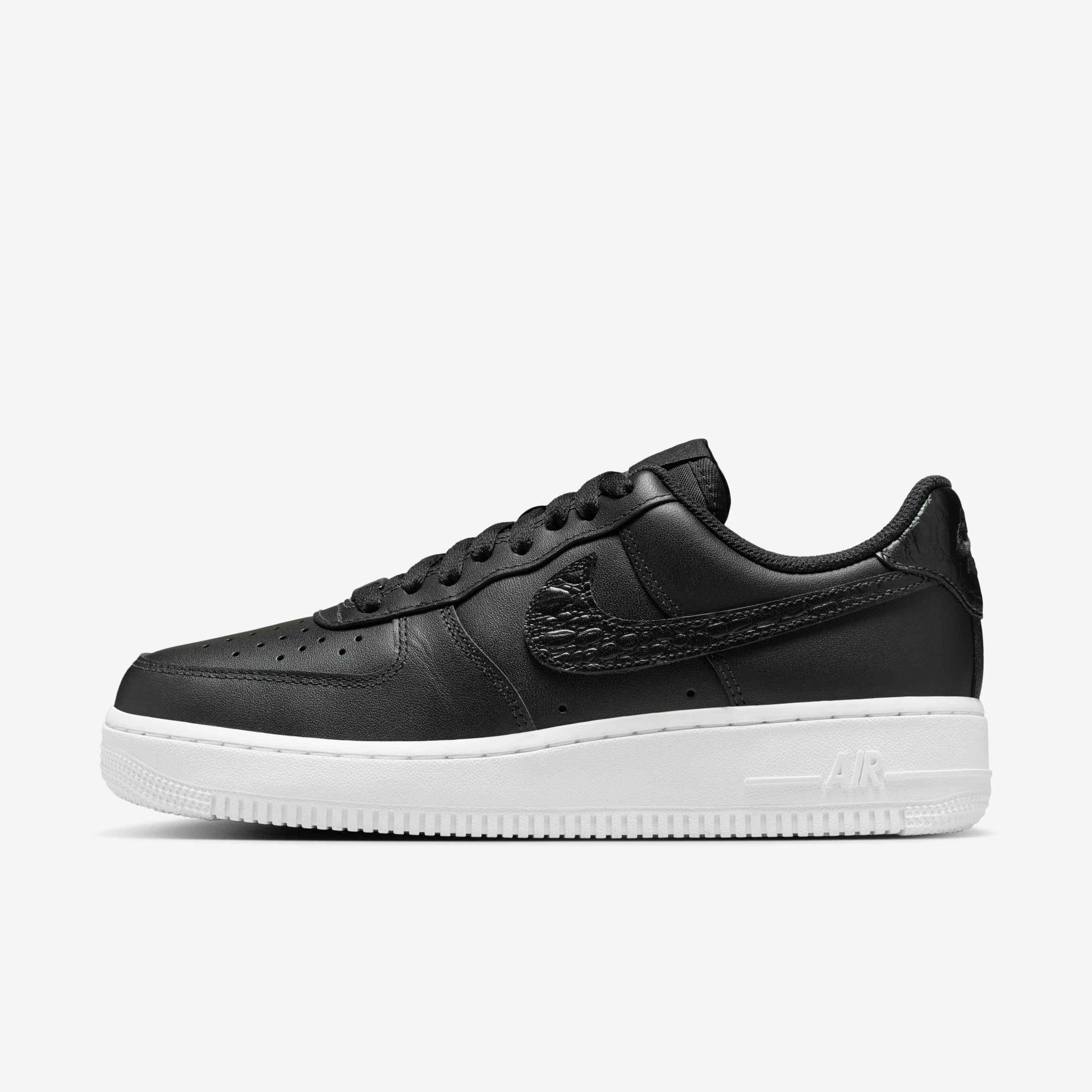 Дамски кецове Nike Air Force 1 '07 SE IO4837-001