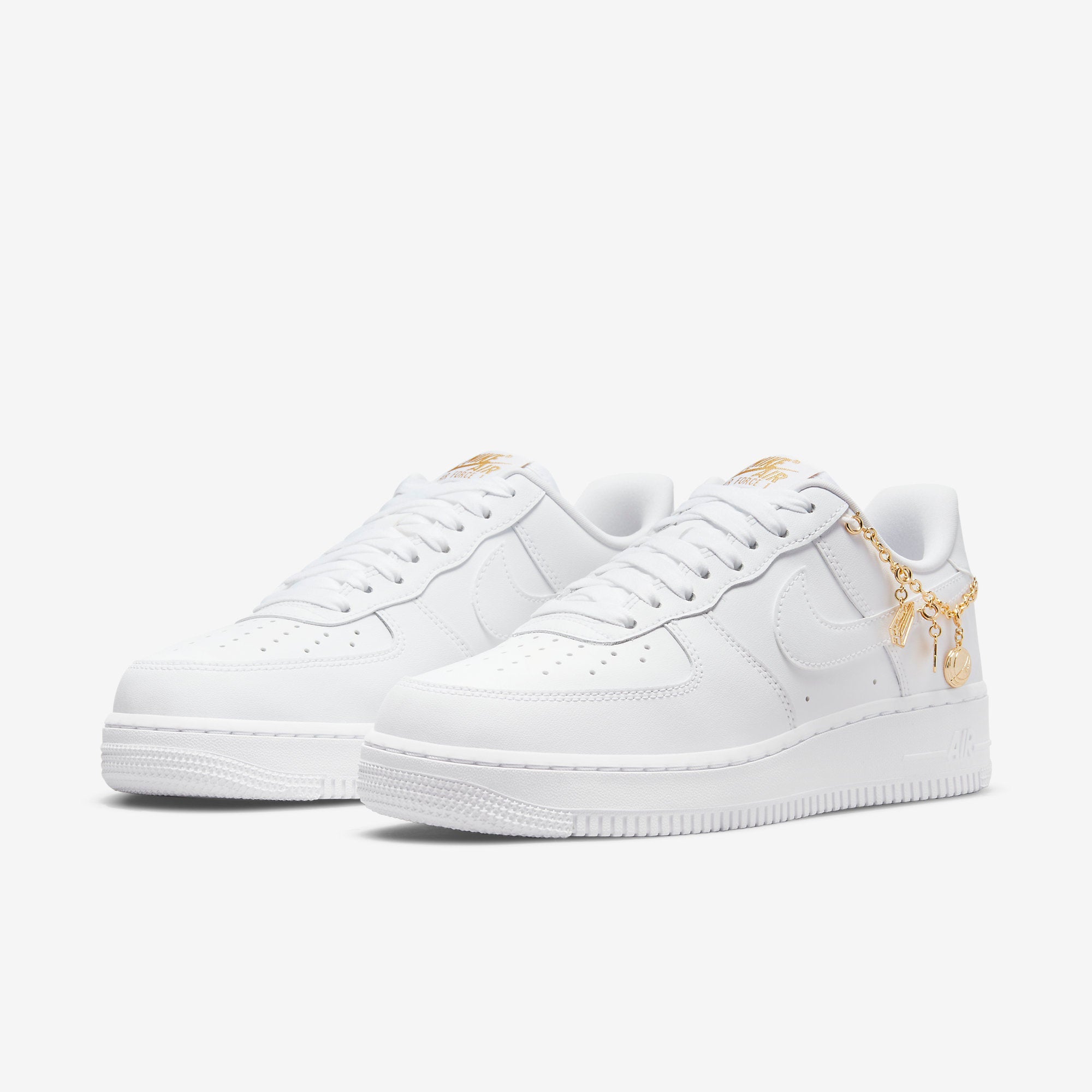 Дамски кецове Nike Air Force 1 White Pendant DD1525-100 чифт отпред