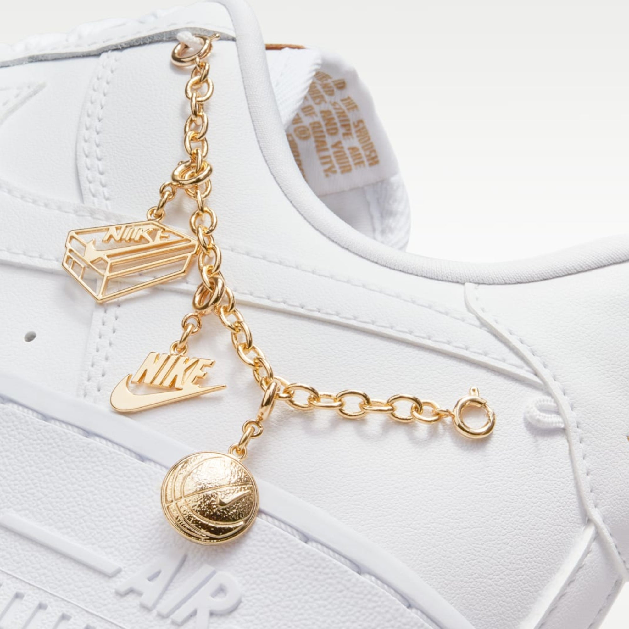 Дамски кецове Nike Air Force 1 White Pendant DD1525-100 златен детайл

