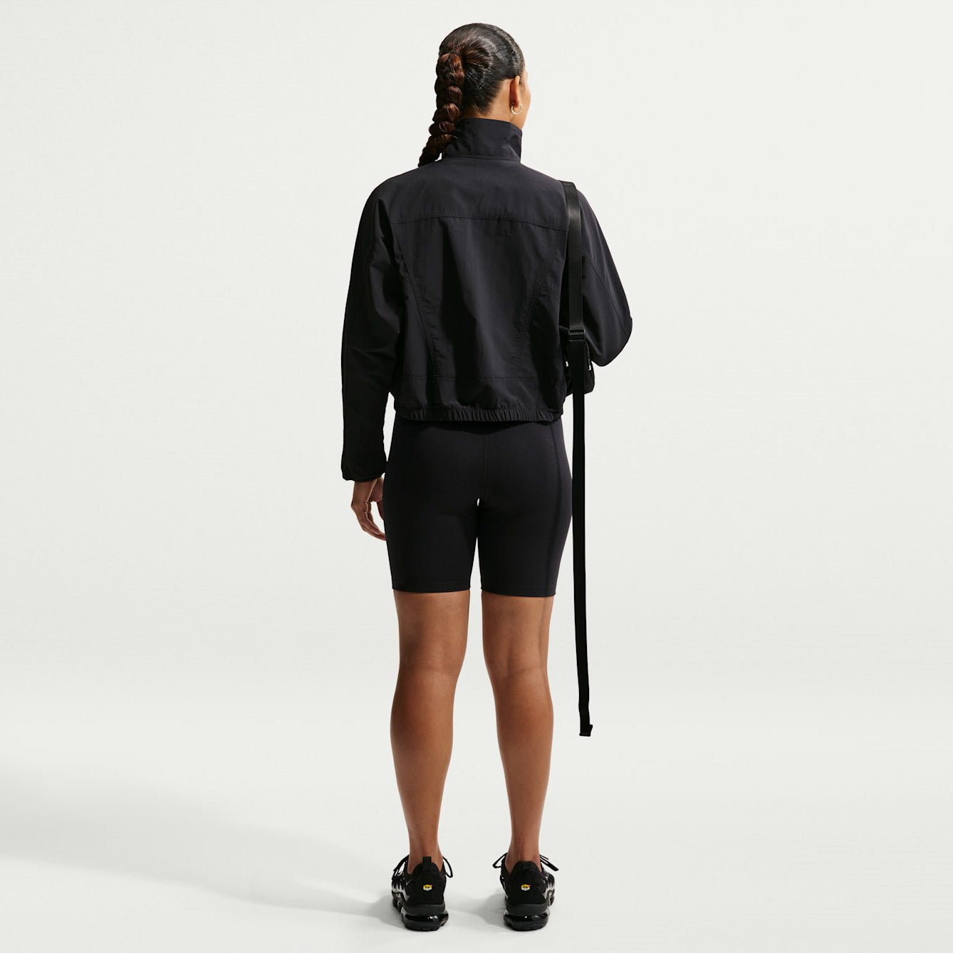 Дамски къс клин Nike Sportswear Classic High-Waisted Biker Shorts - DV7797-010 модел отзад