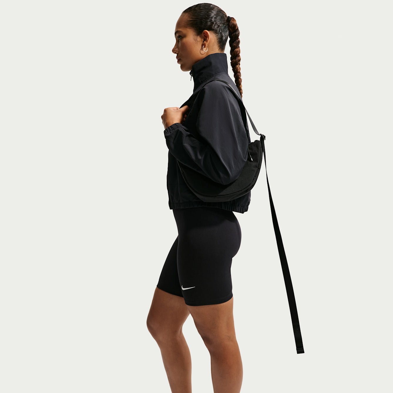 Дамски къс клин Nike Sportswear Classic High-Waisted Biker Shorts - DV7797-010 модел отстрани