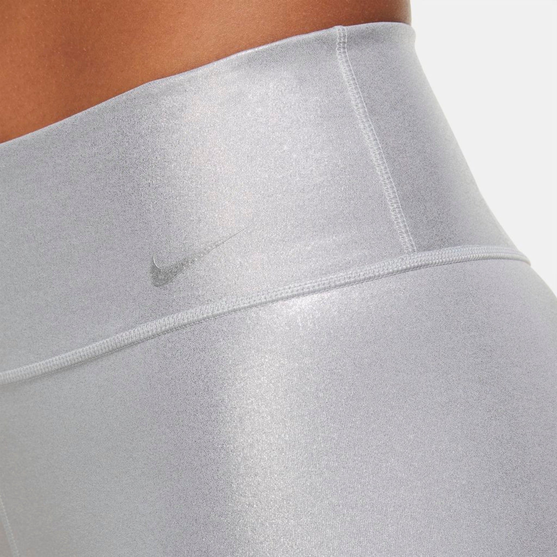Дамски къс клин Nike One Icon Clash Biker Shorts - CZ1143-077 детайл лого