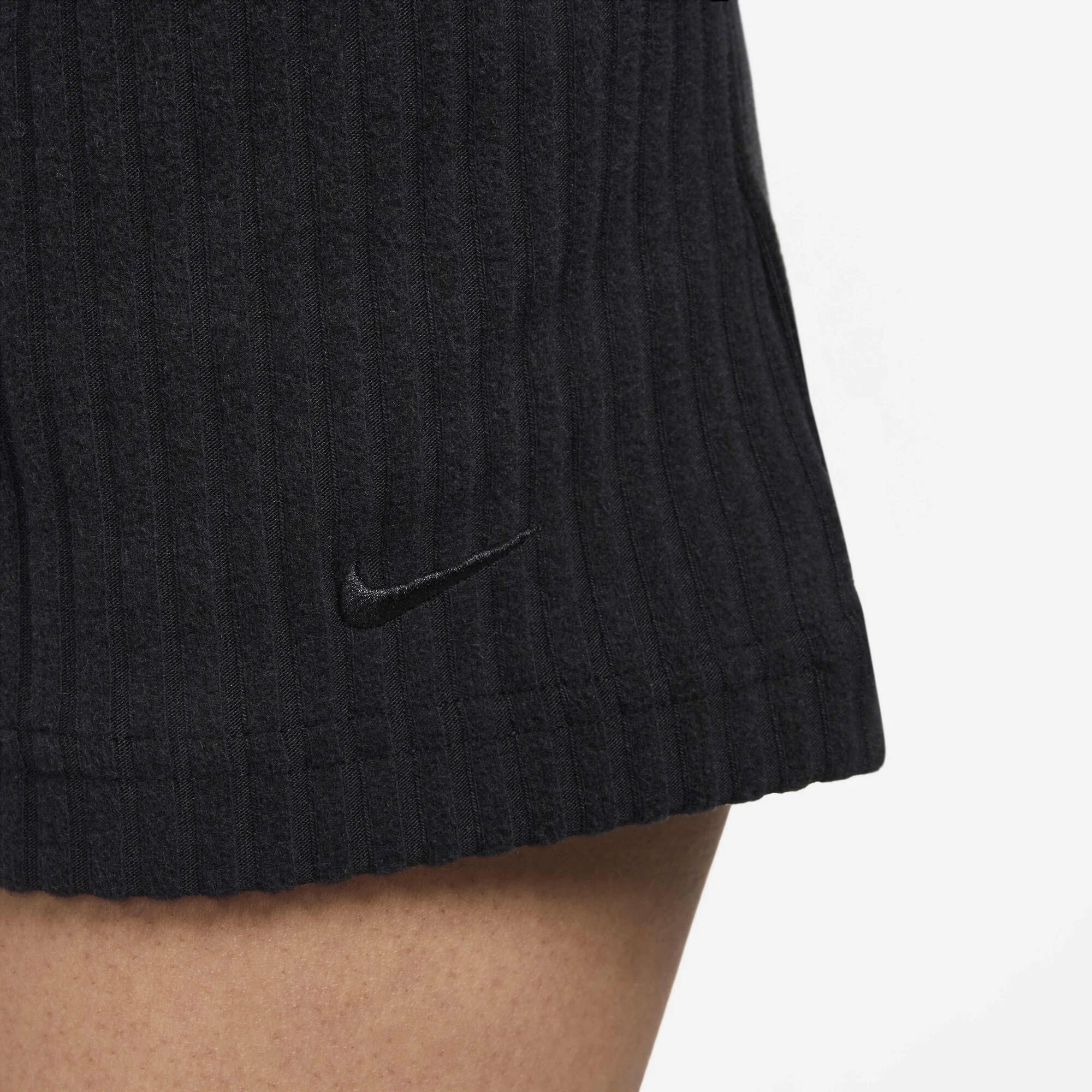 Дамски къс панталон Nike Sportswear Chill Rib High-Waisted Slim Shorts  -FN3674-010 детайл лого