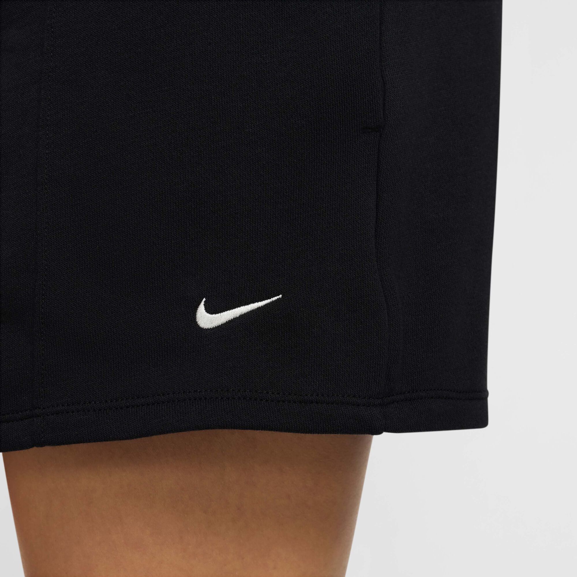 Дамски къс панталон Nike Sportswear Chill Terry Mid-Rise French Terry Shorts - HF6940-010 детайл лого
