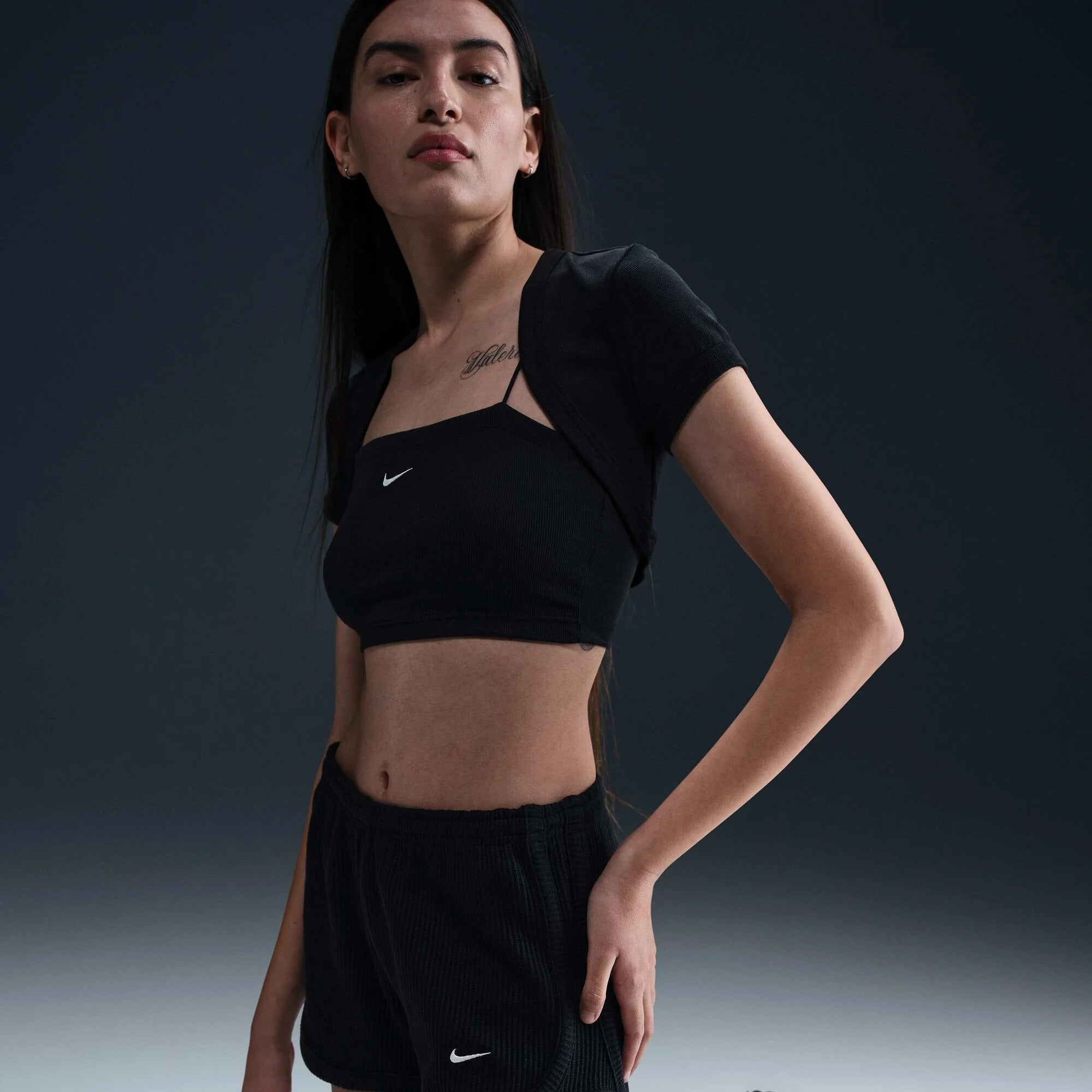 Дамски къс панталон Nike Sportswear Chill Waffle Mid-Rise Shorts - HJ3842-011 детайл модел отпред