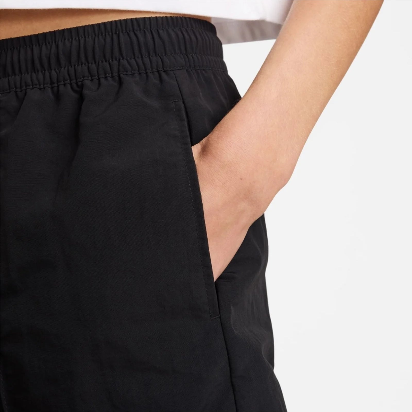 Дамски къс панталон Nike Essential Mid-Rise Woven Shorts - FV6622-010 детайл джоб