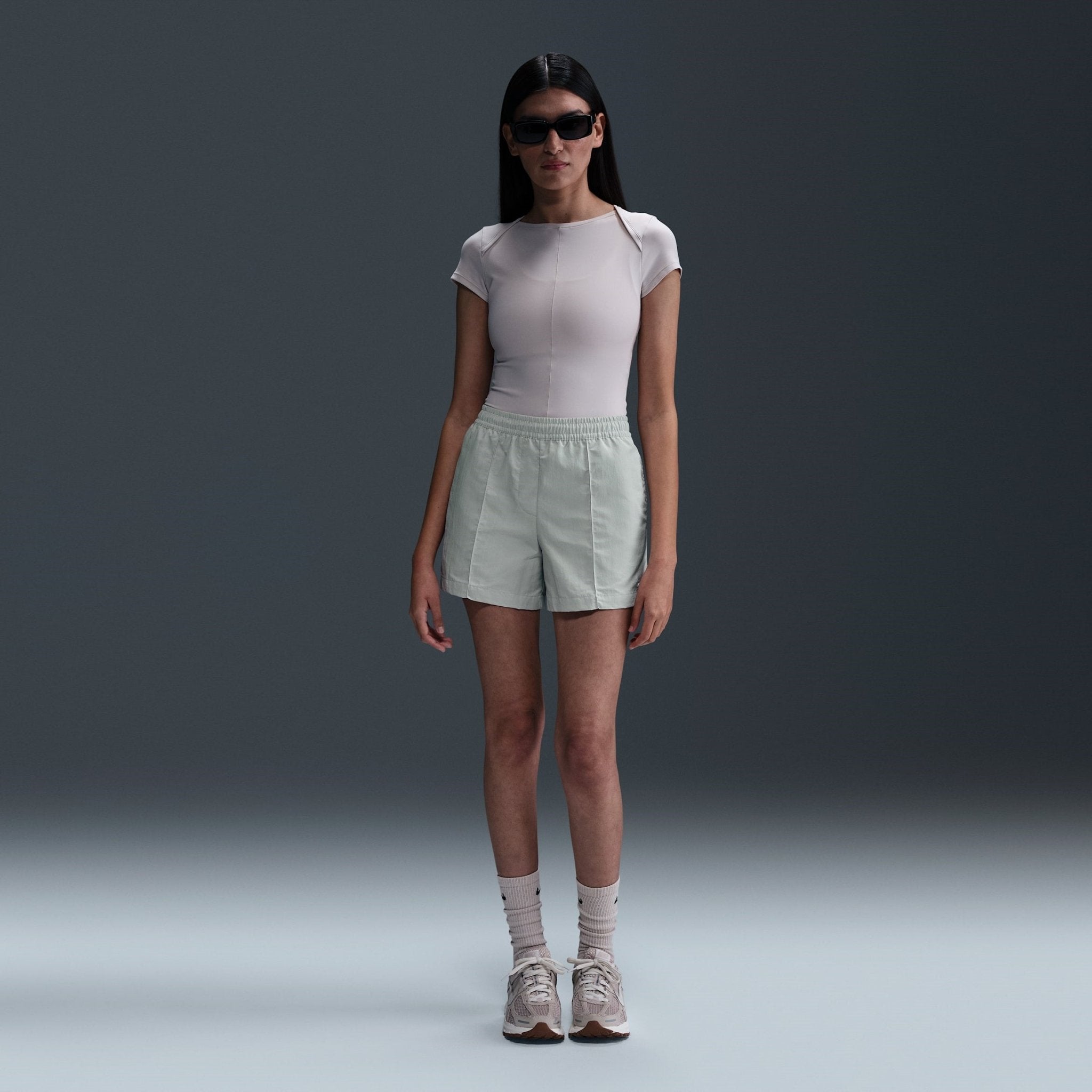 Дамски къс панталон Nike Essential Mid-Rise Woven Shorts - FV6622-034 модел отпред