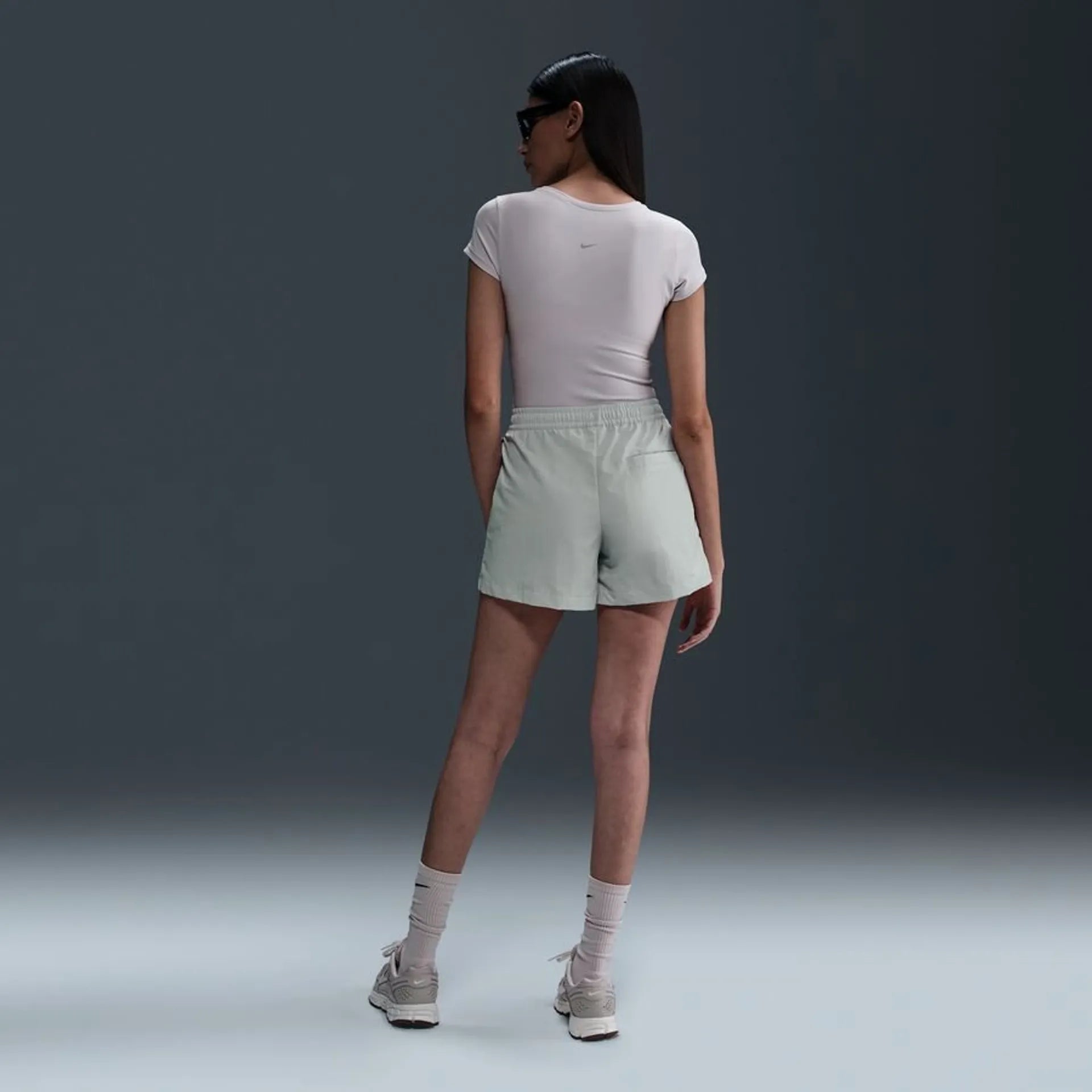 Дамски къс панталон Nike Essential Mid-Rise Woven Shorts - FV6622-034 модел отзад