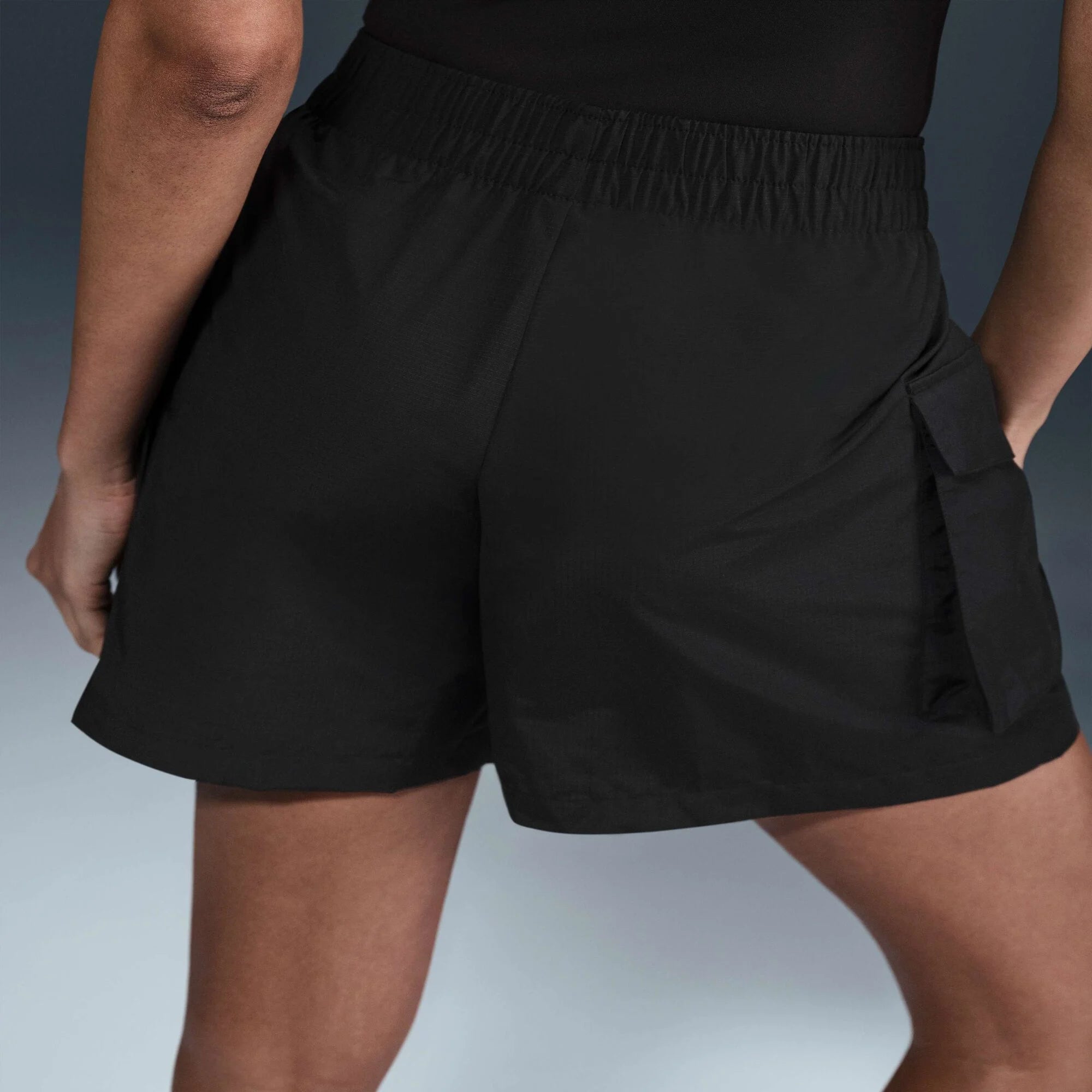 Дамски къс панталон Nike Sportswear Essential Woven High-Waisted Cargo Shorts - HM6982-010 отзад