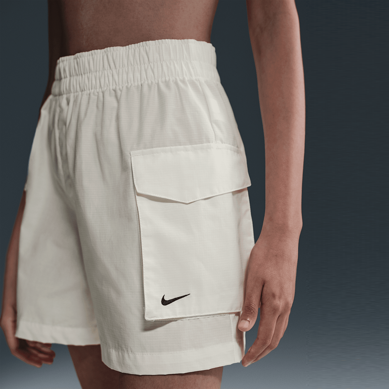 Дамски къс панталон Nike Sportswear Essential Woven High-Waisted Cargo Shorts - HM6982-133 детайл джоб
