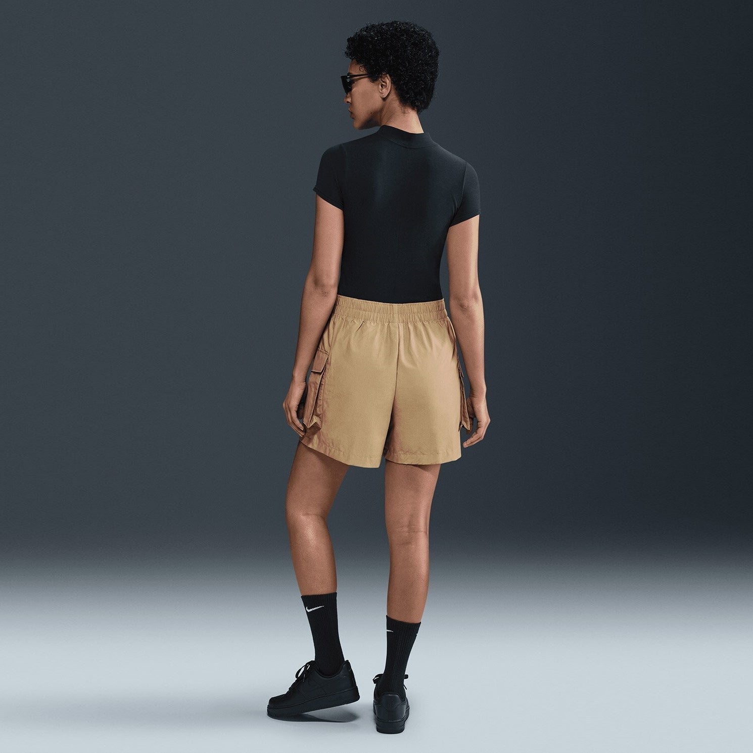 Дамски къс панталон Nike Sportswear Essential Woven High-Waisted Cargo Shorts - HM6982-297 модел отзад