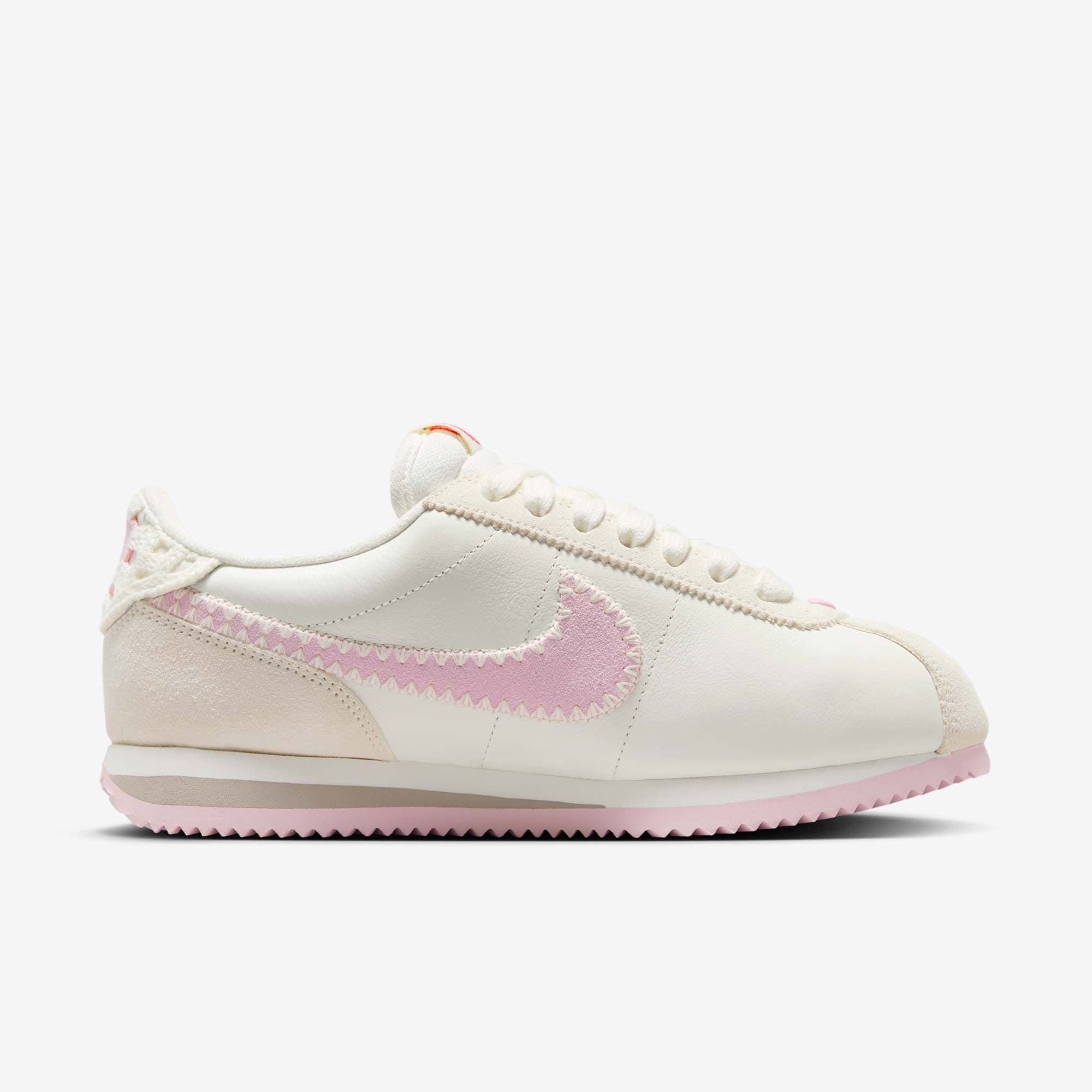 Дамски маратонки Nike Cortez "Valentine's Day" - HV6012-161 отстрани