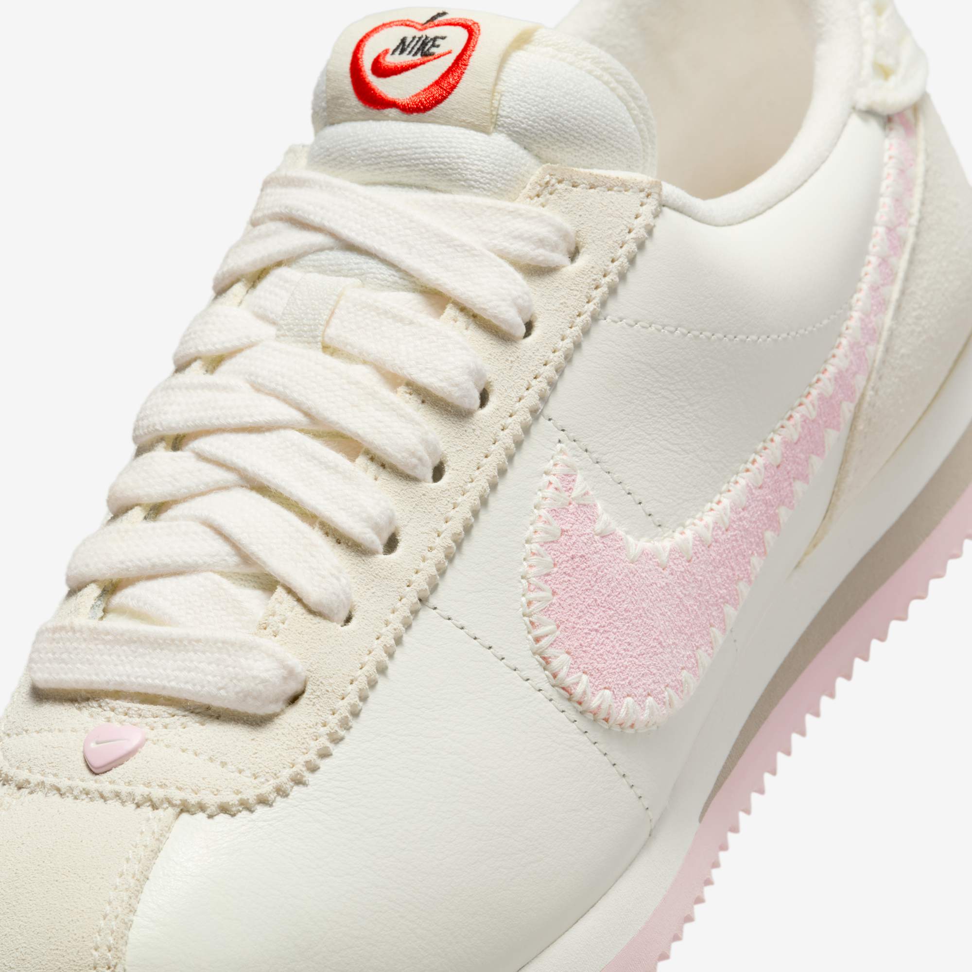 Дамски маратонки Nike Cortez "Valentine's Day" - HV6012-161 детайл отпред