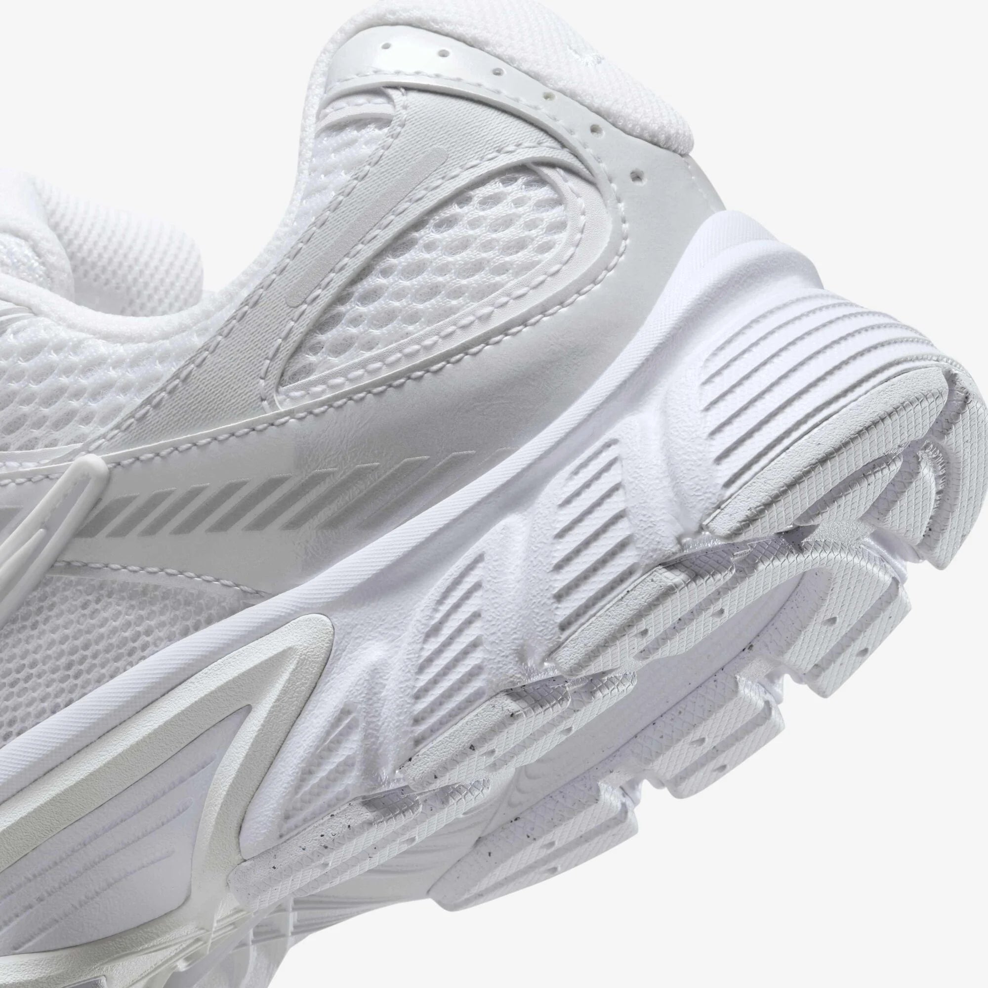 Дамски маратонки Nike V5 RNR with Reflective Accents HQ7901-101 детайл отзад