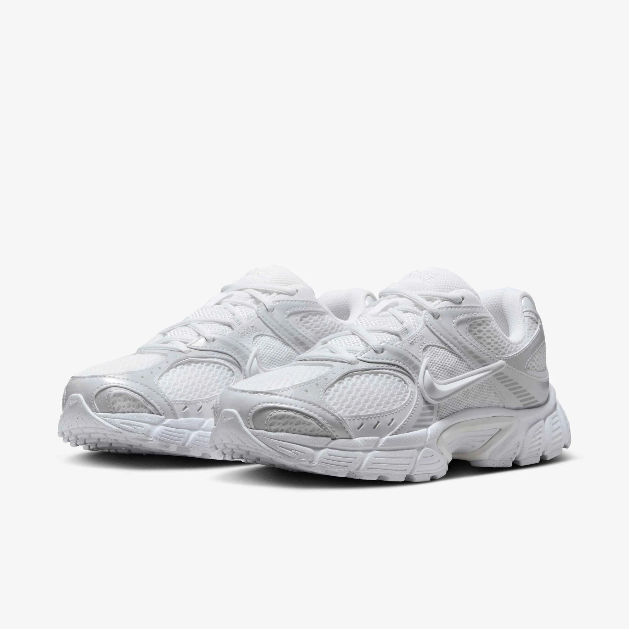Дамски маратонки Nike V5 RNR with Reflective Accents HQ7901-101 изглед отпред