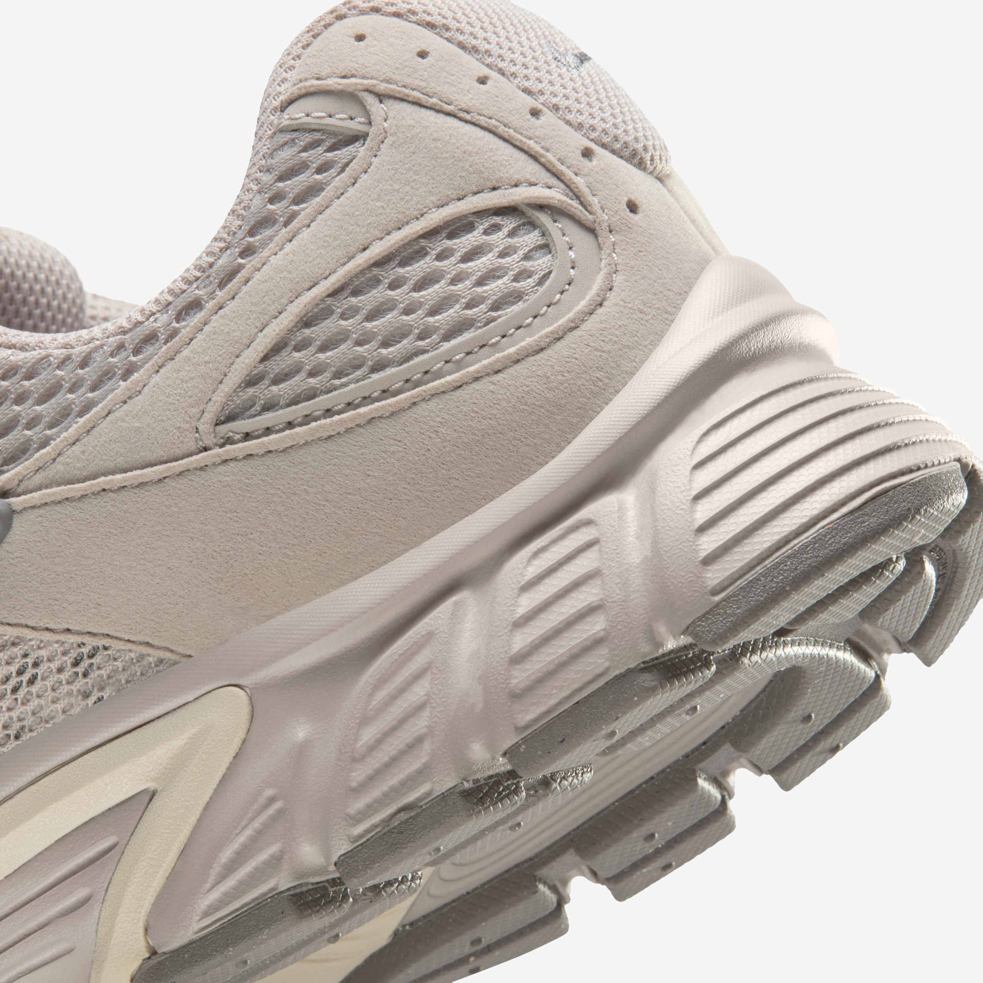 Дамски маратонки Nike V5 RNR Suede II6294-201 детайл отзад