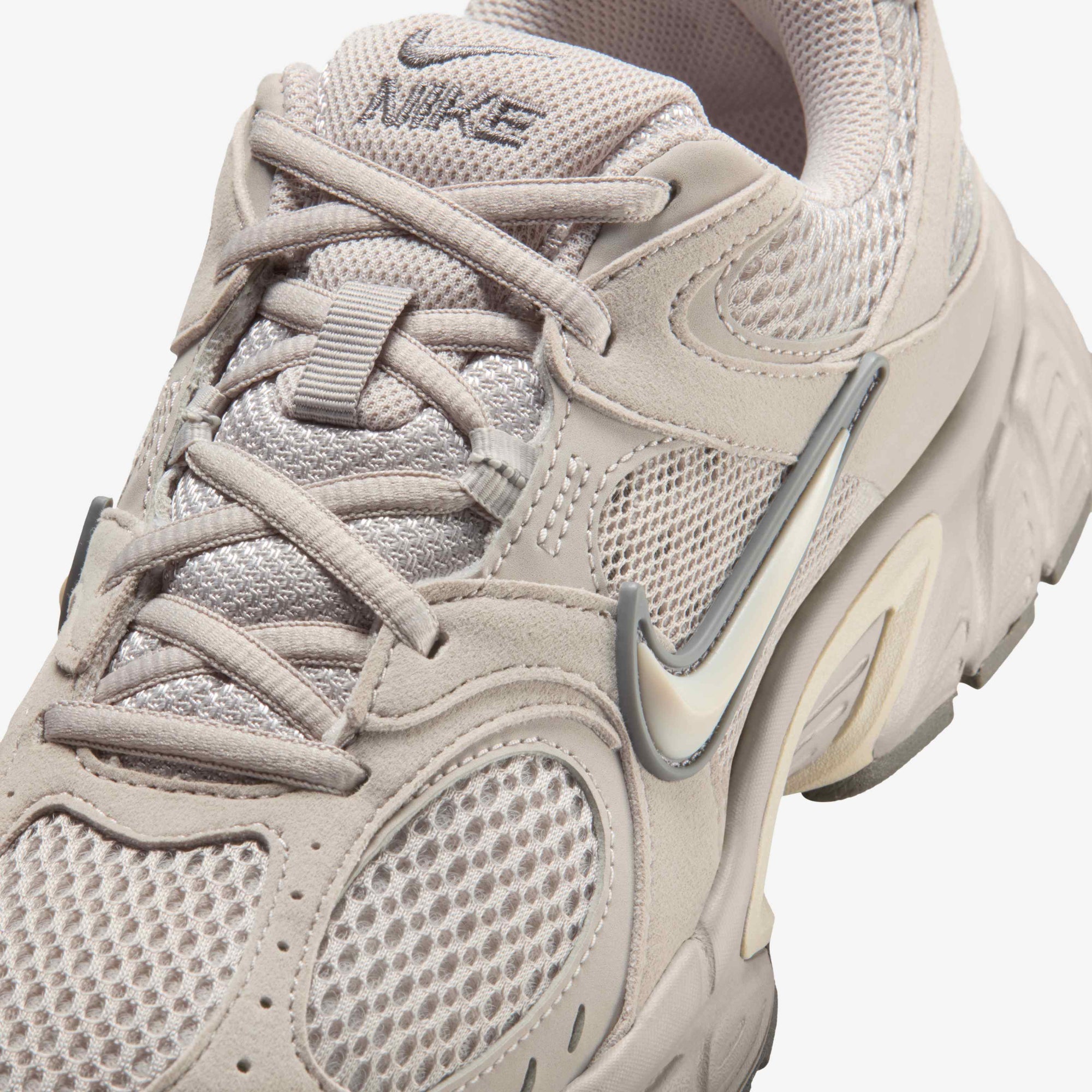 Дамски маратонки Nike V5 RNR Suede II6294-201 детайл отпред