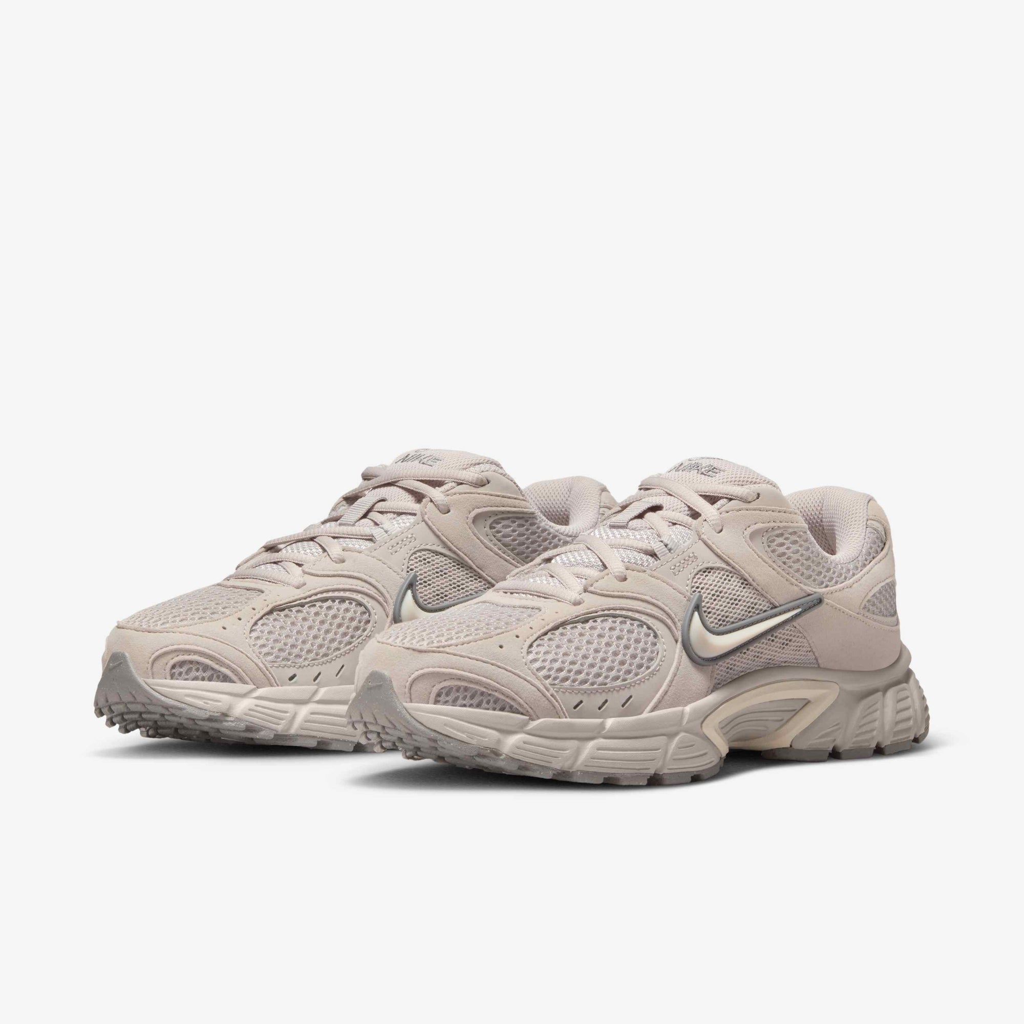 Дамски маратонки Nike V5 RNR Suede II6294-201 отпред